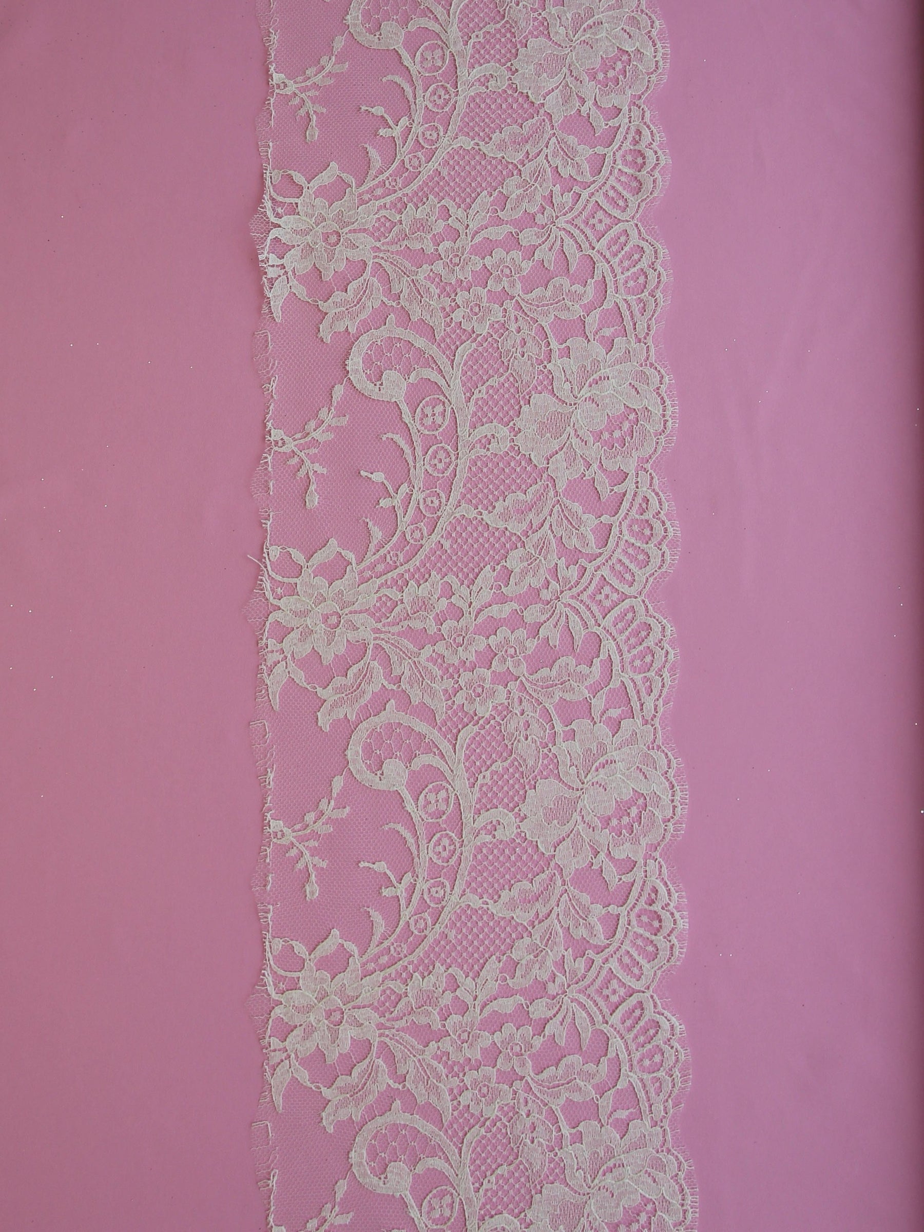 Elfenbeinfarbener Chantilly-Spitzenbesatz – Kate