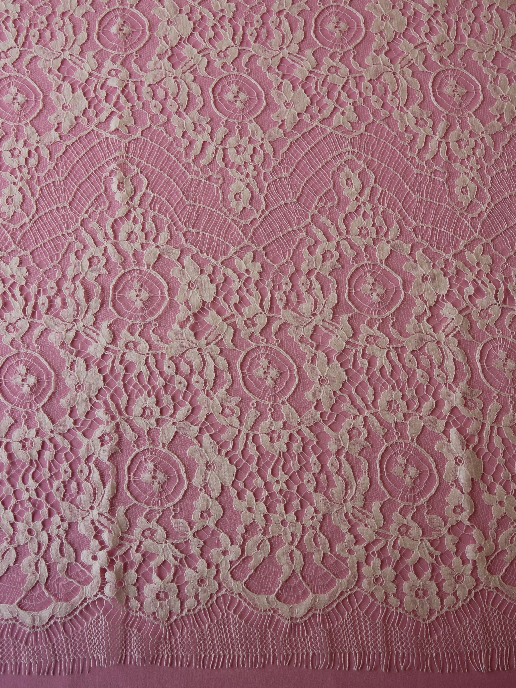Elfenbeinfarbene Chantilly-Spitze – Magda
