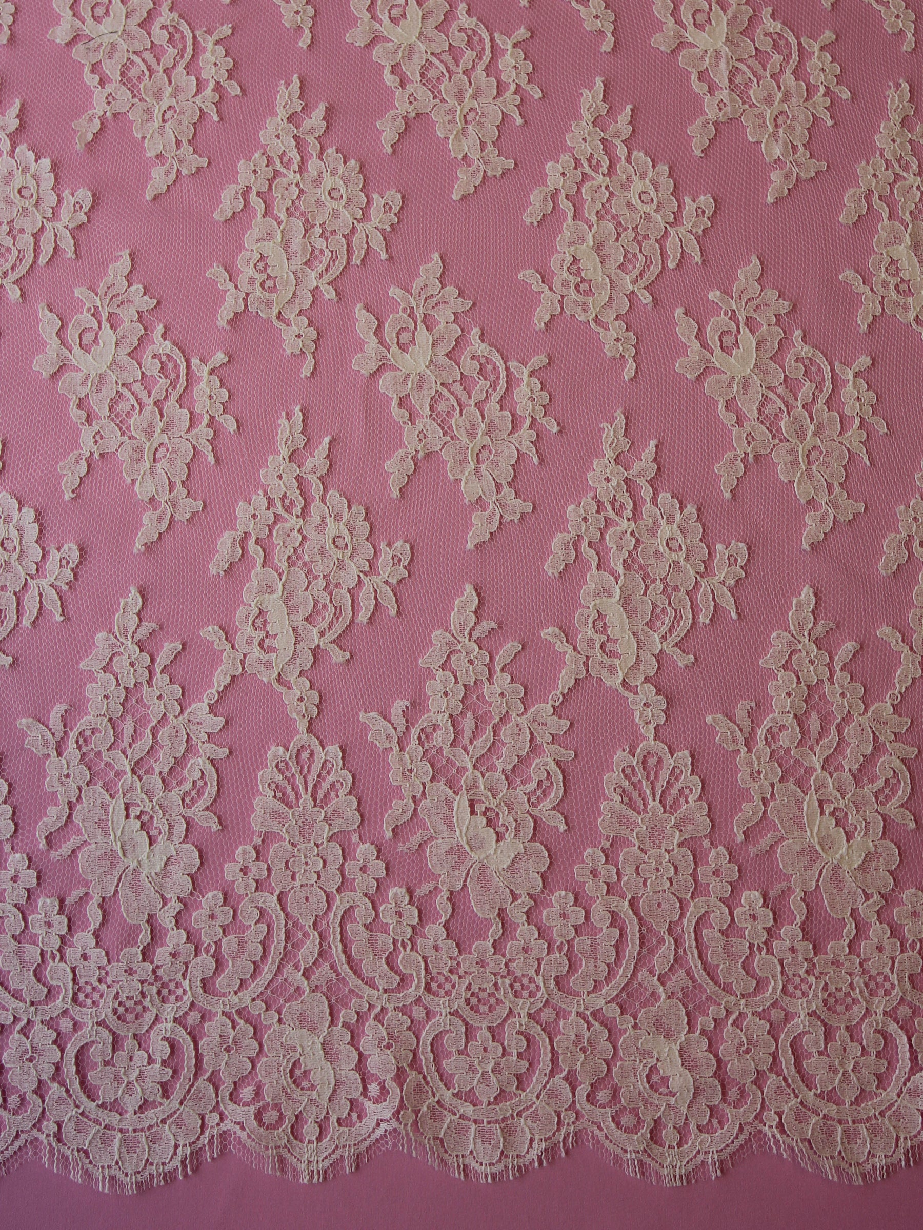 Elfenbeinfarbene Chantilly-Brautspitze - Natasha
