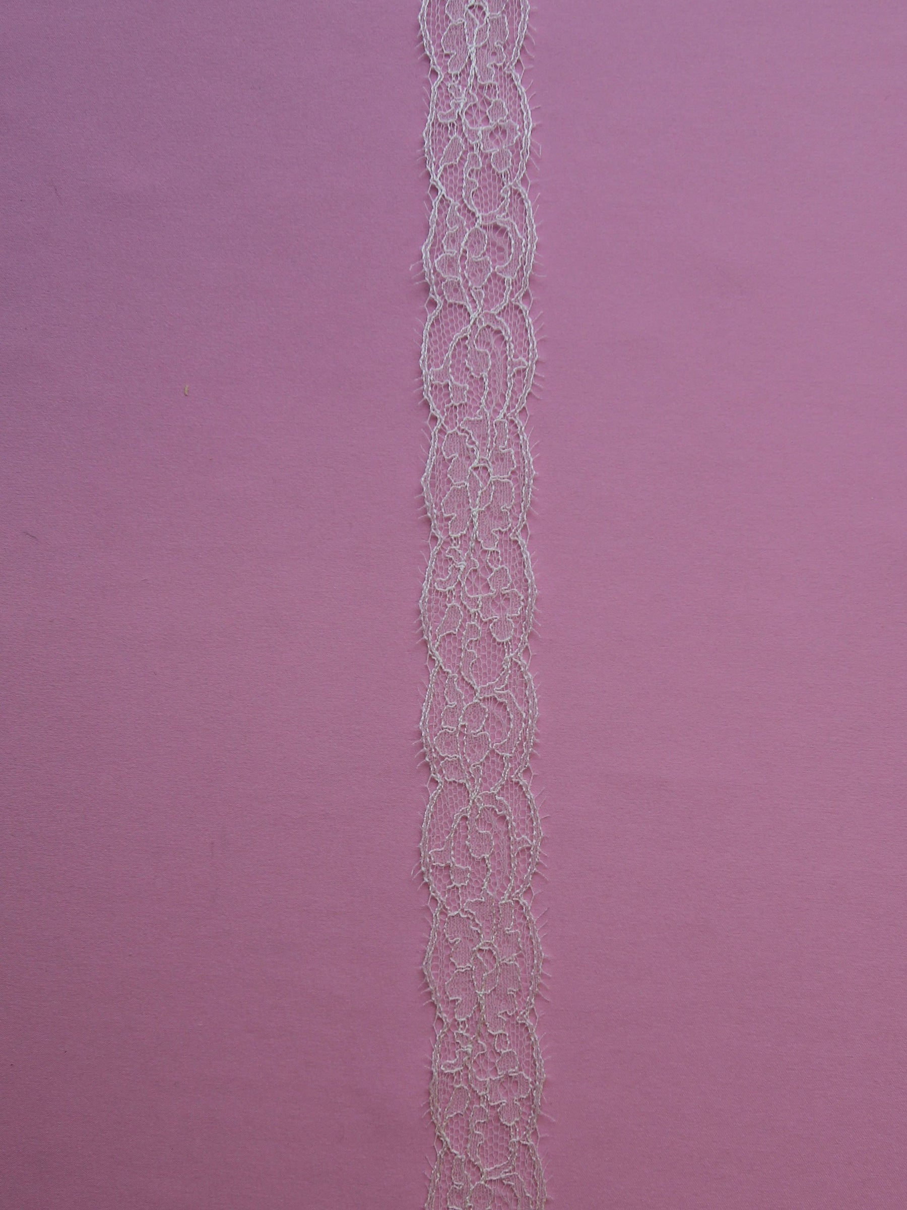 Elfenbeinfarbener Chantilly-Spitzenbesatz – Imogen