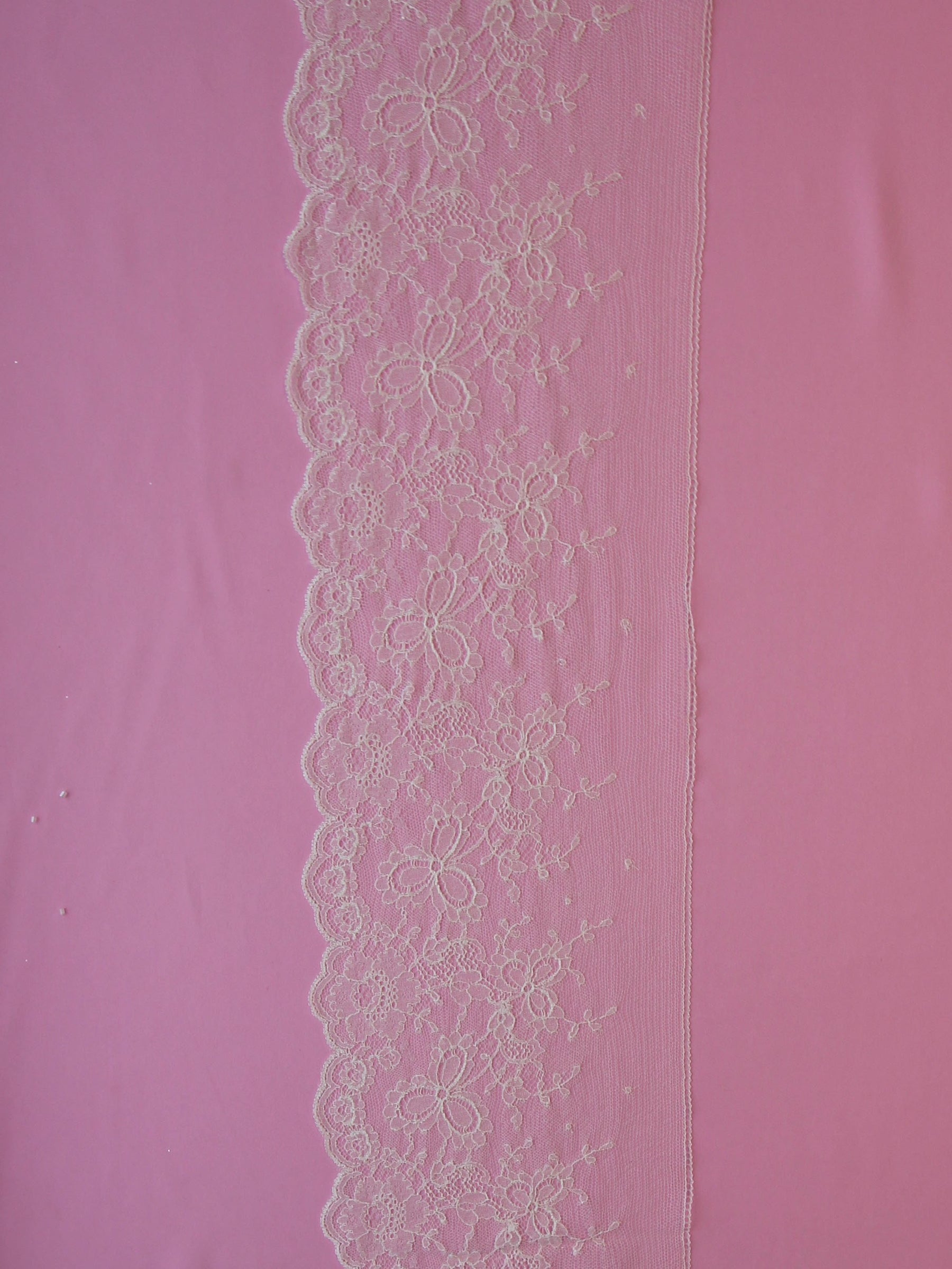 Elfenbeinfarbener Chantilly-Spitzenbesatz – Pastellfarben