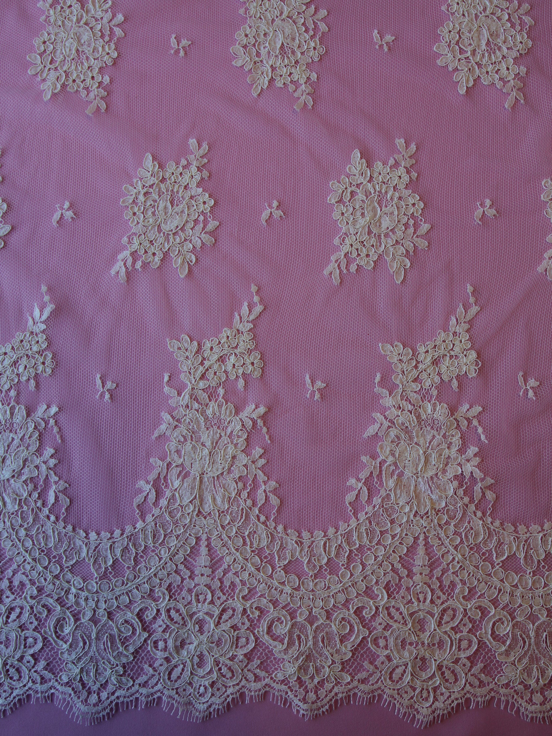 Elfenbeinfarbene Chantilly-Spitze – Tiggy
