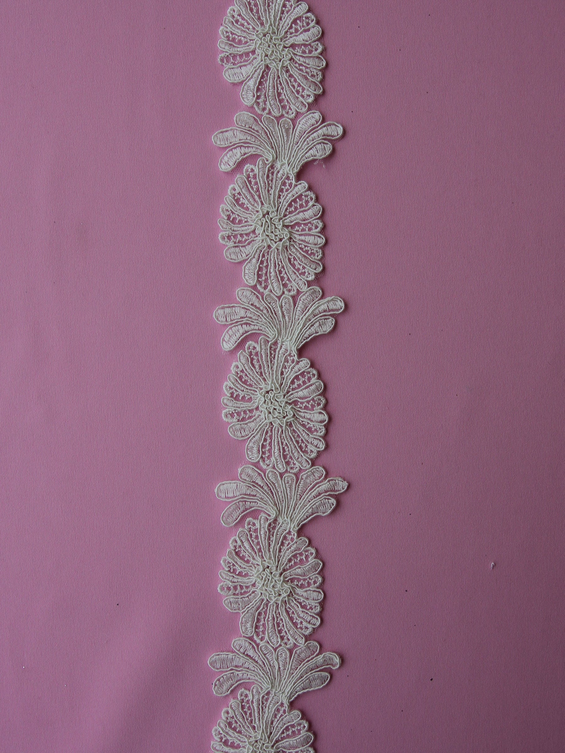 Elfenbeinfarbener, schnurgebundener Spitzenbesatz – Azalee