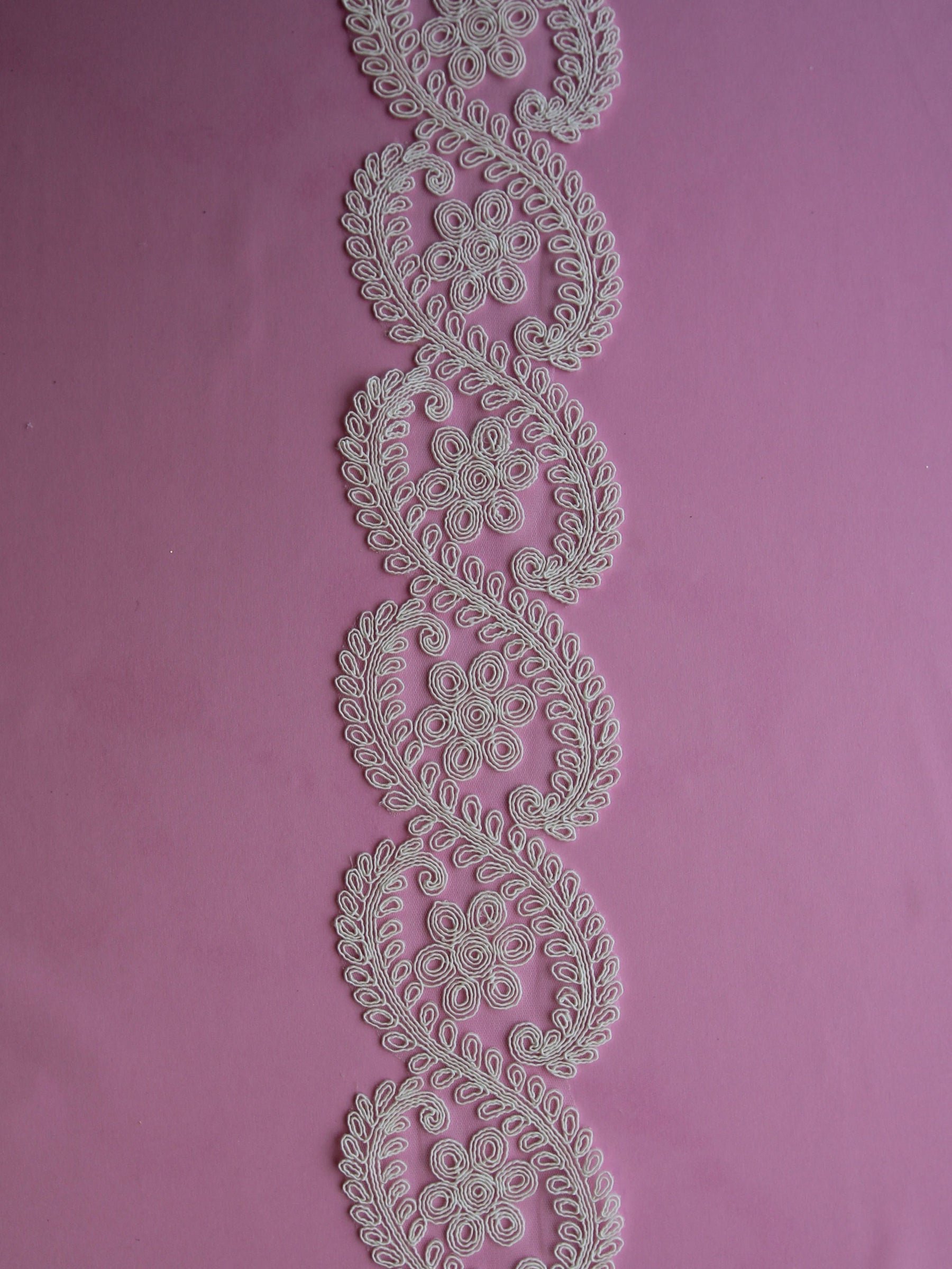 Elfenbeinfarbener Spitzenbesatz – Kapuzinerkresse