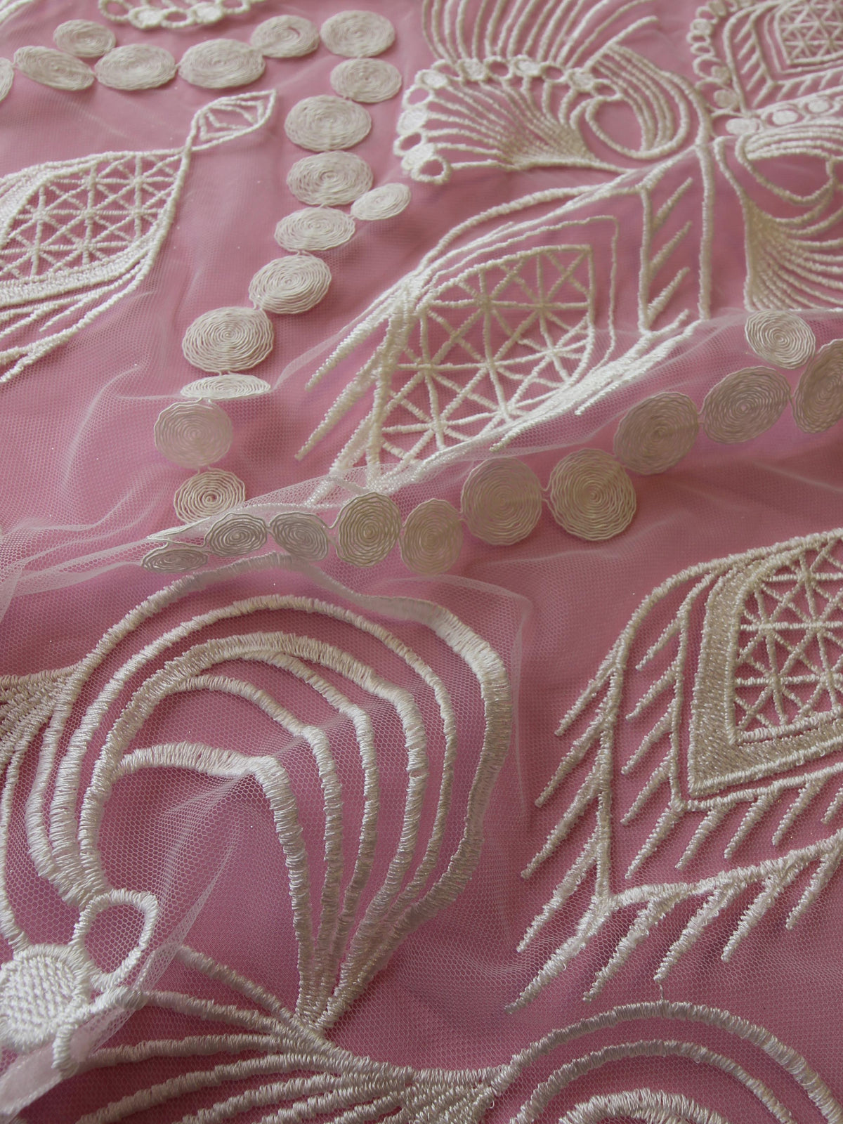 Elfenbeinfarbene bestickte Spitze – Kasey