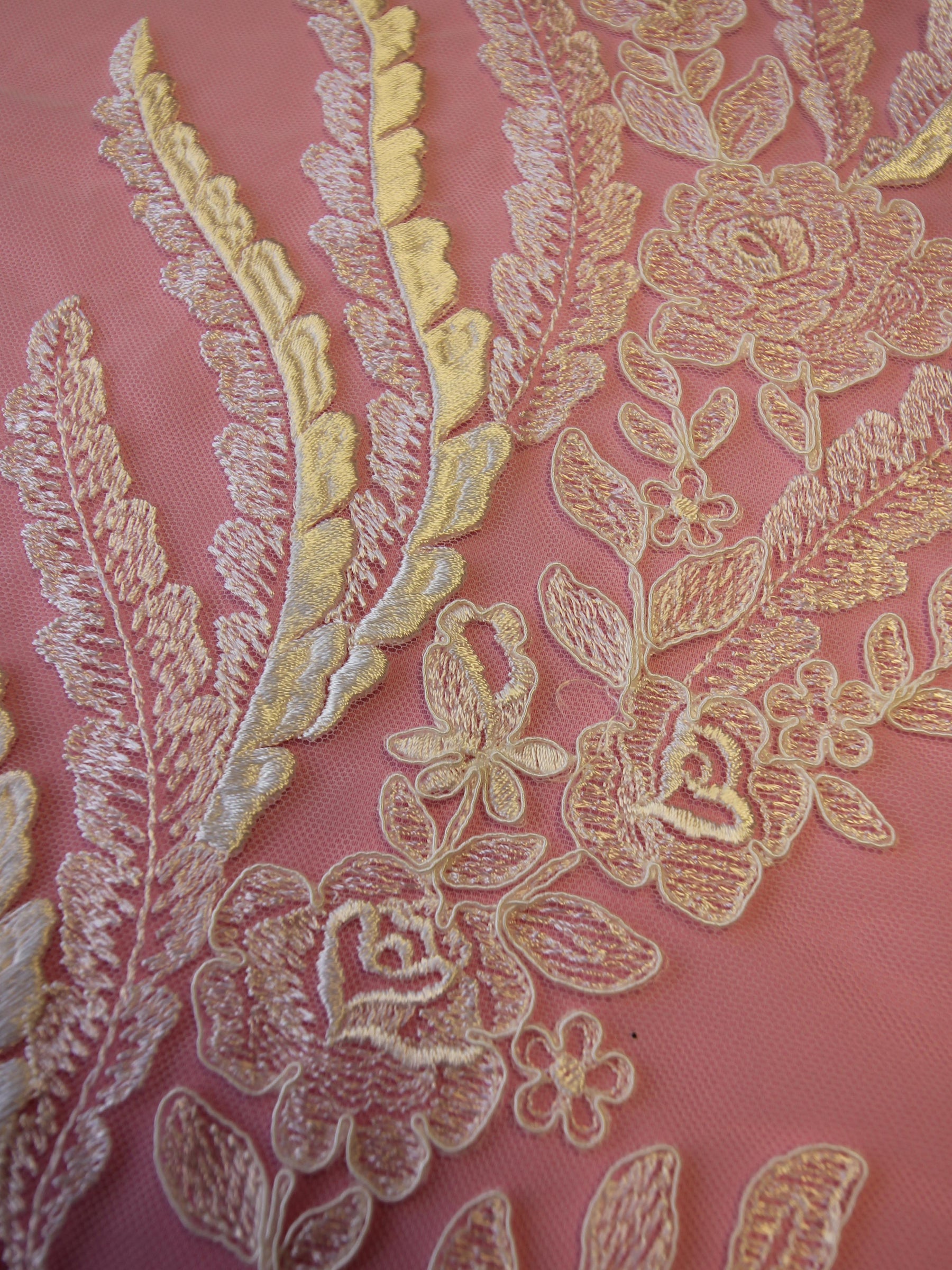 Elfenbeinfarbene bestickte Spitze – Weide