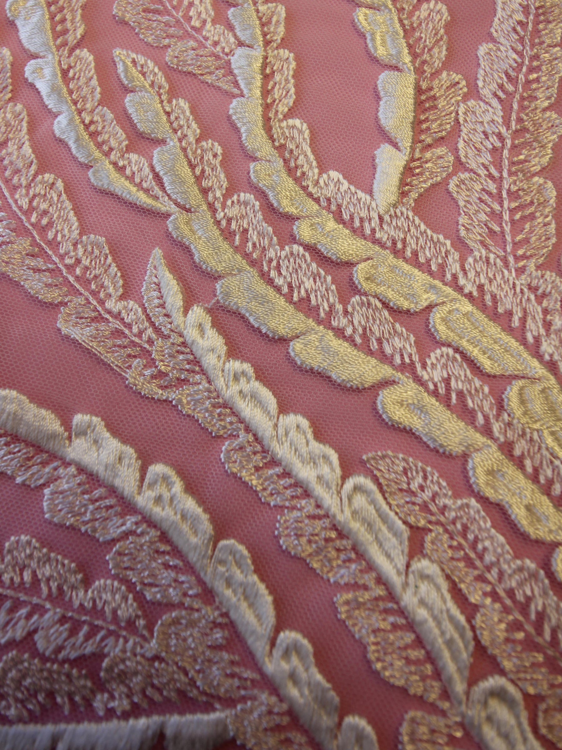 Elfenbeinfarbene bestickte Spitze – Weide