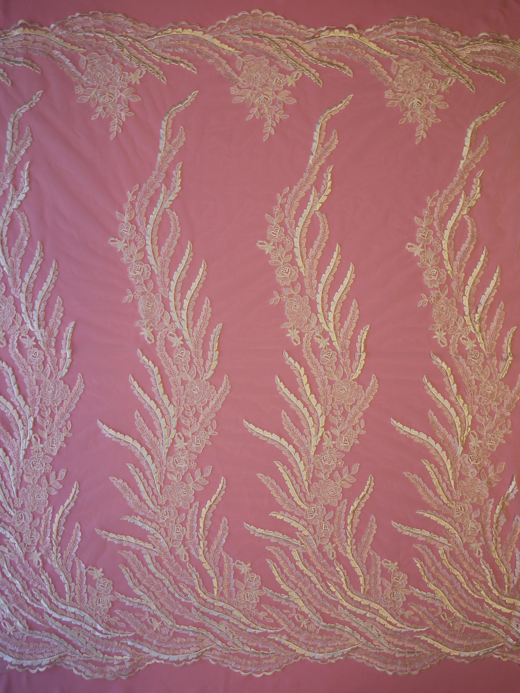 Elfenbeinfarbene bestickte Spitze – Weide