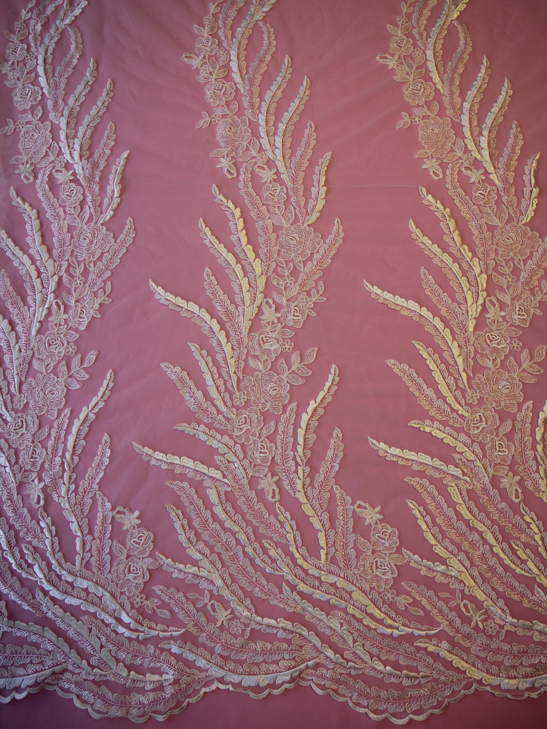 Elfenbeinfarbene bestickte Spitze – Weide