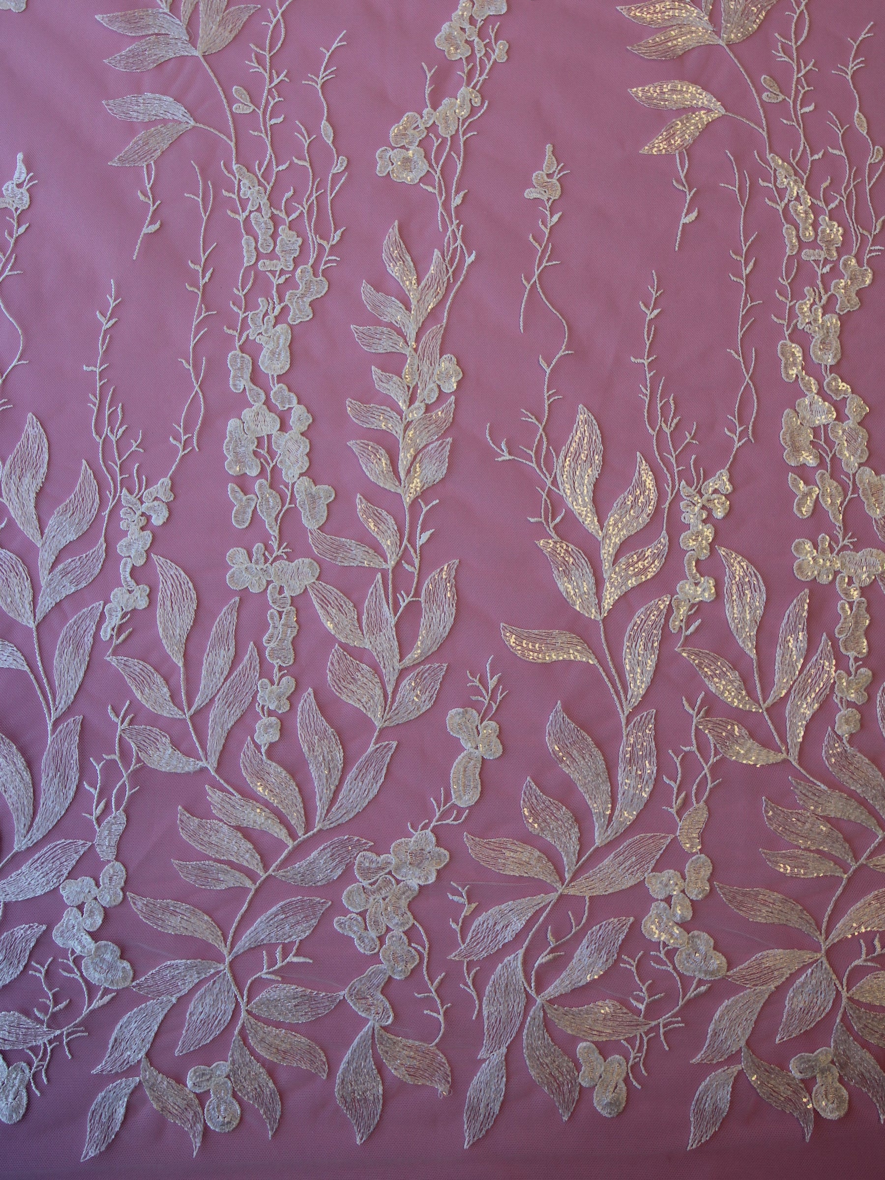 Elfenbeinfarbene bestickte Spitze – Tuva