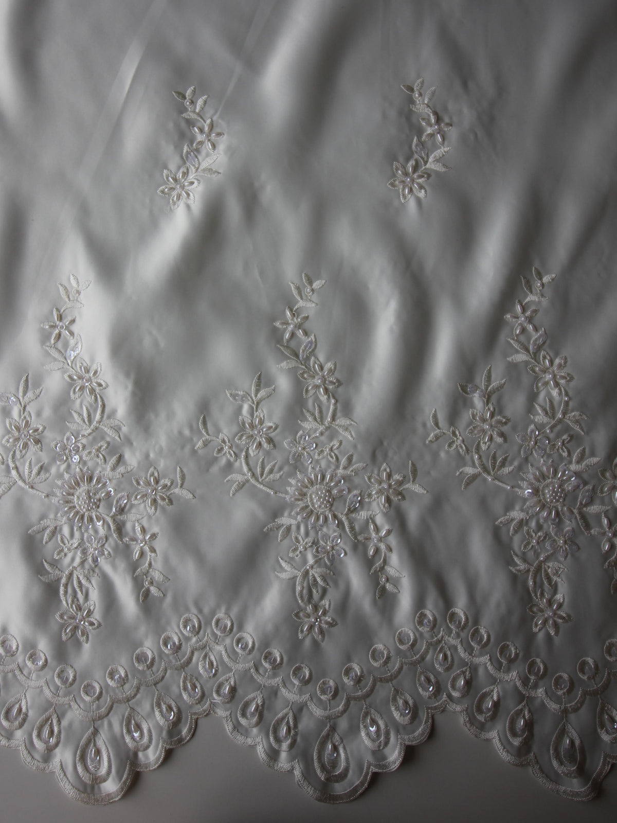 Elfenbein bestickter Satin – Minx