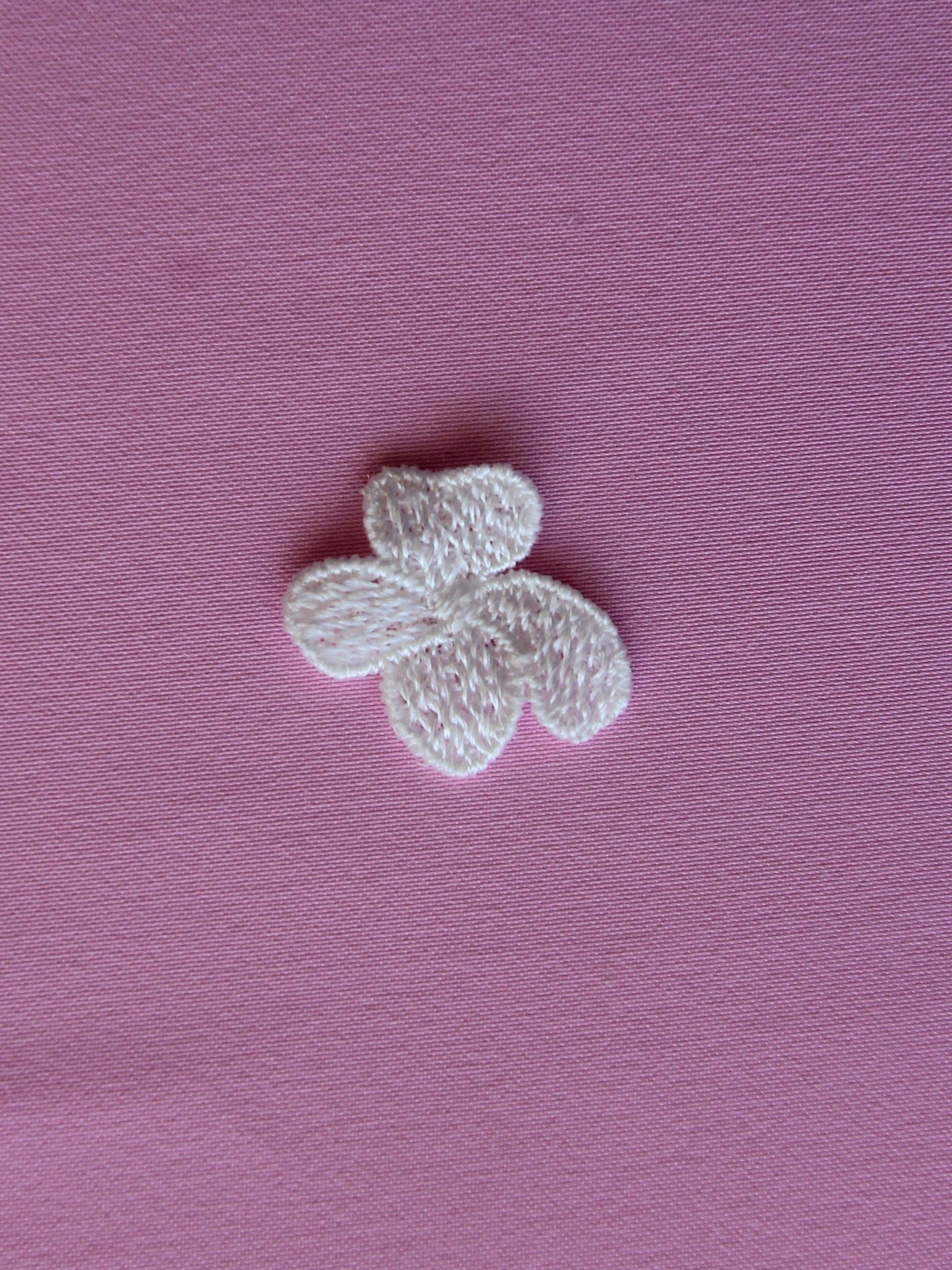 Elfenbein bestickte Blume – Campanula (Beutel mit 10 Stück)
