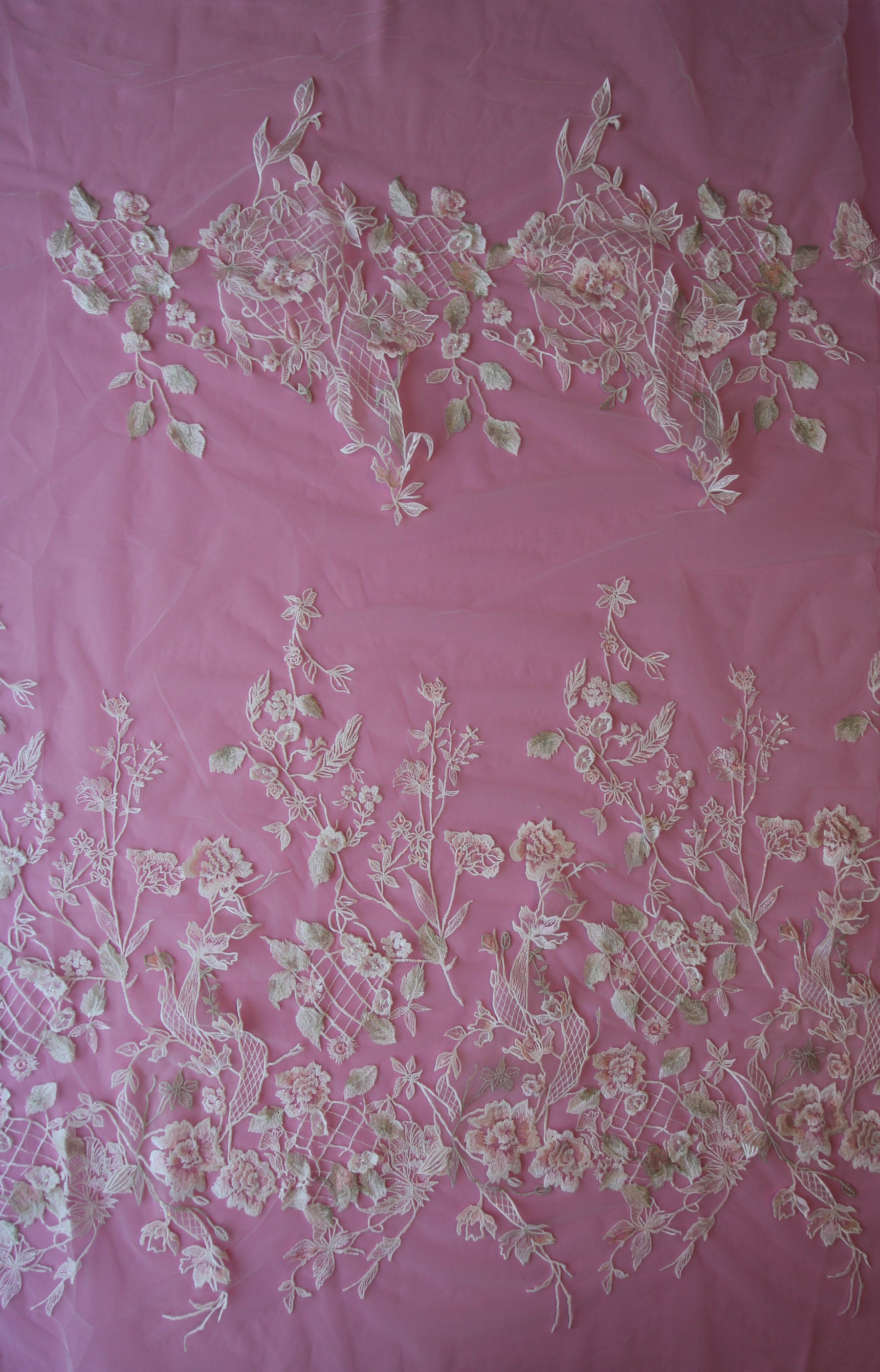 Spitze aus Elfenbein und Rouge – Antonella