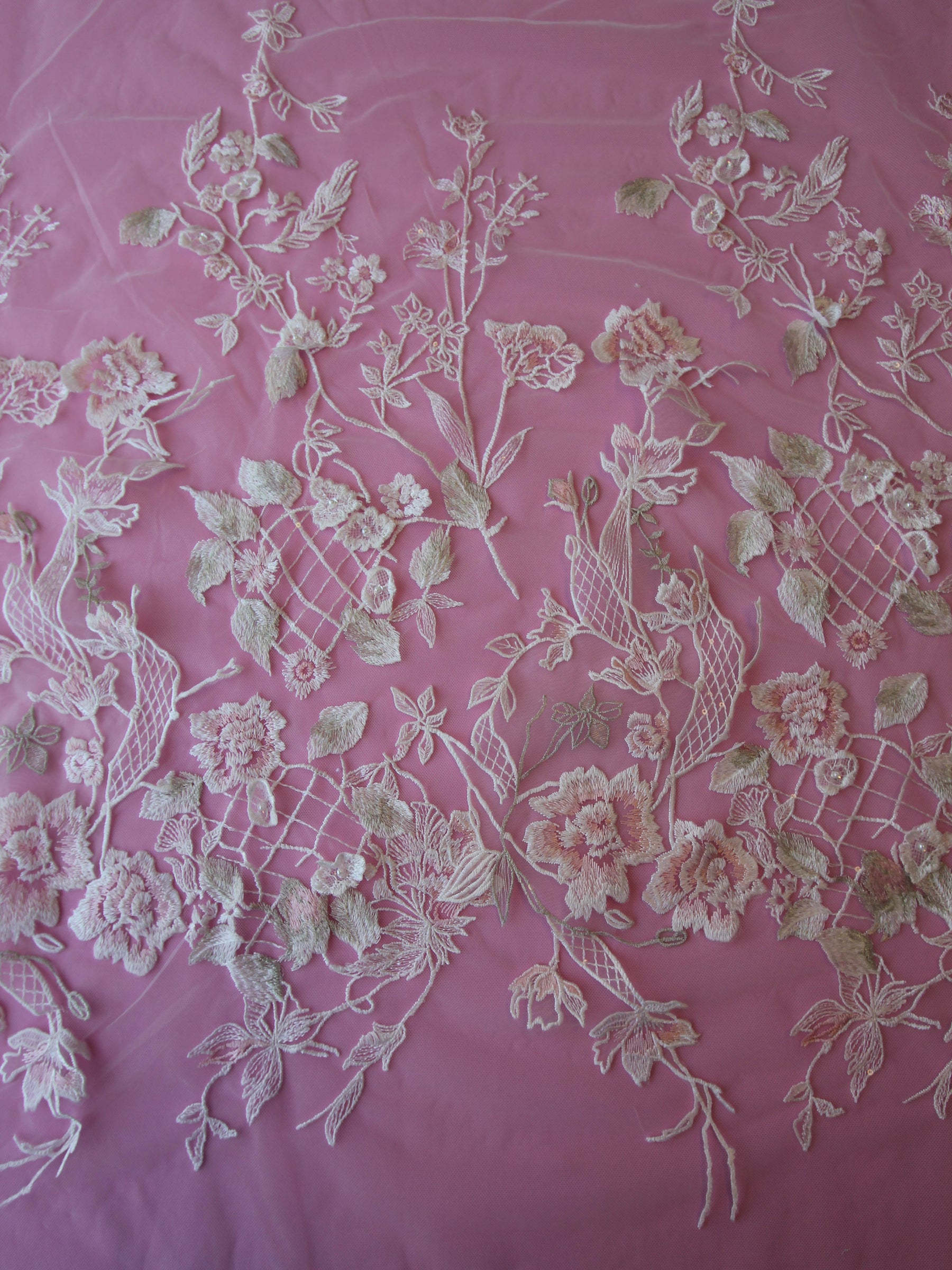 Spitze aus Elfenbein und Rouge – Antonella