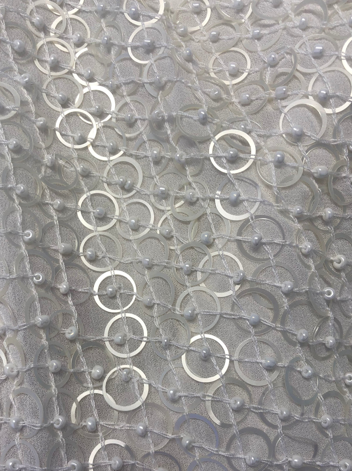 Elfenbeinfarbener, verzierter Stoff – Bessie