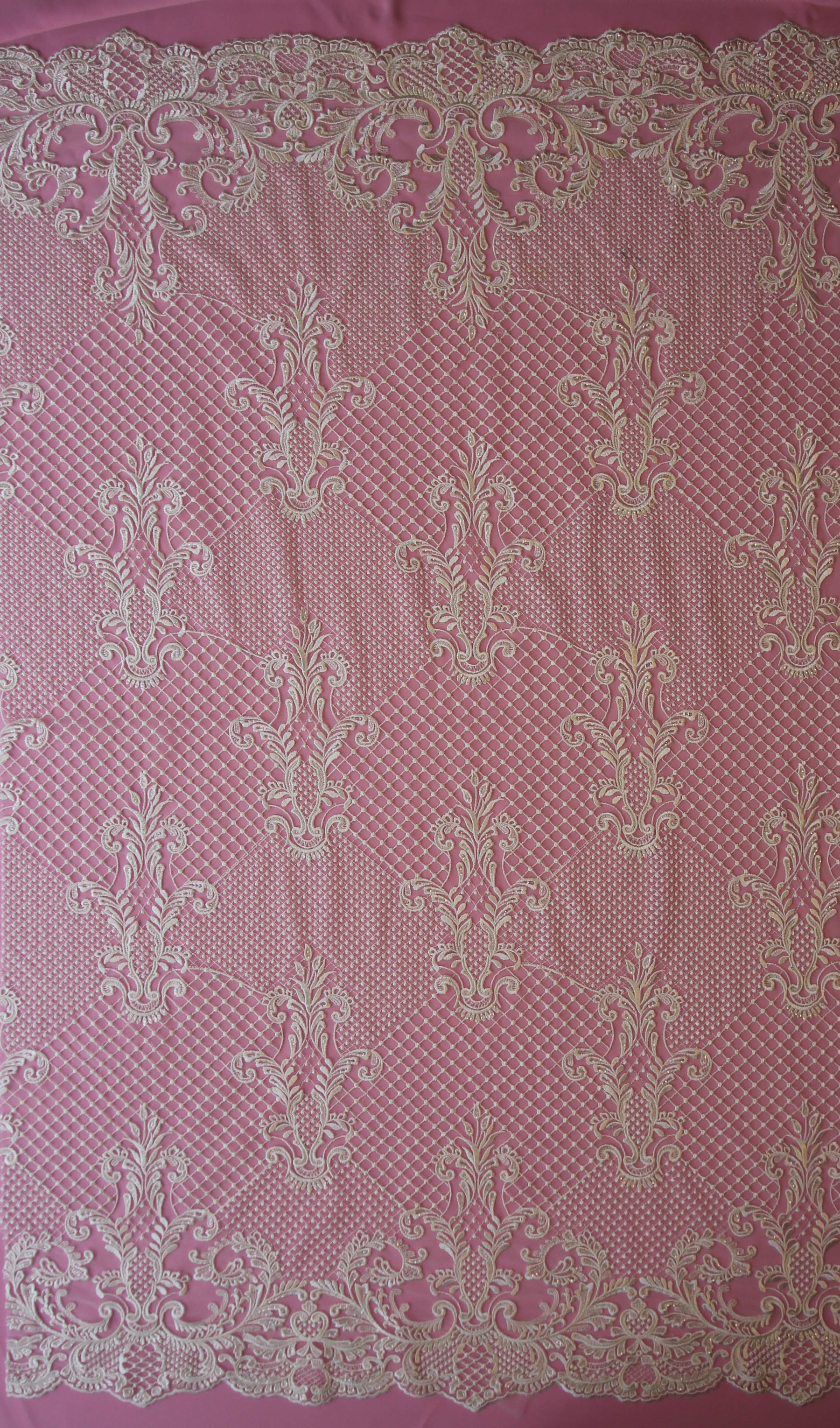 Elfenbeinfarbene bestickte Spitze – Begonie