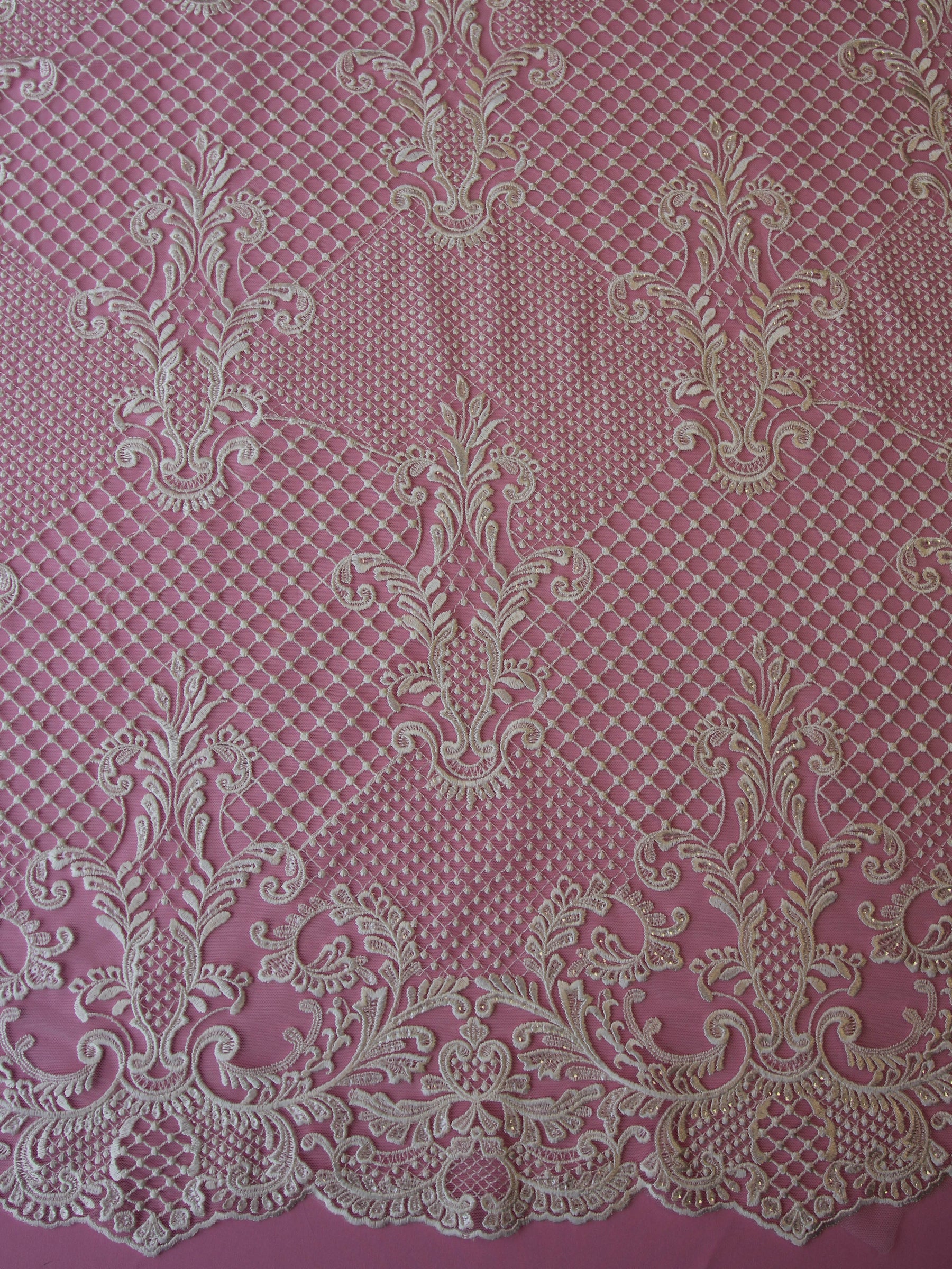 Elfenbeinfarbene bestickte Spitze – Begonie