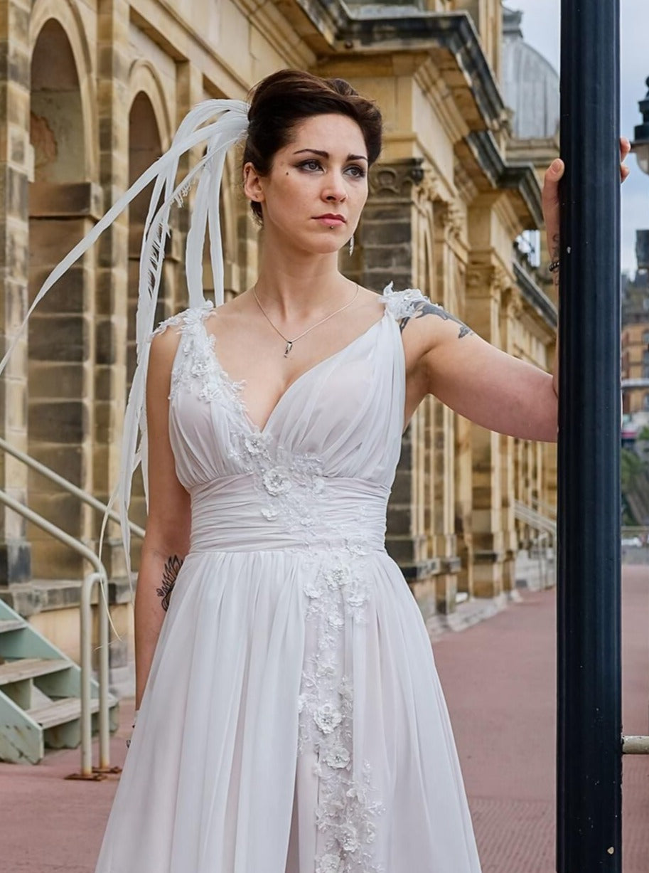 Elfenbeinfarbene, perlenbesetzte Blumenspitze – Jacqueline