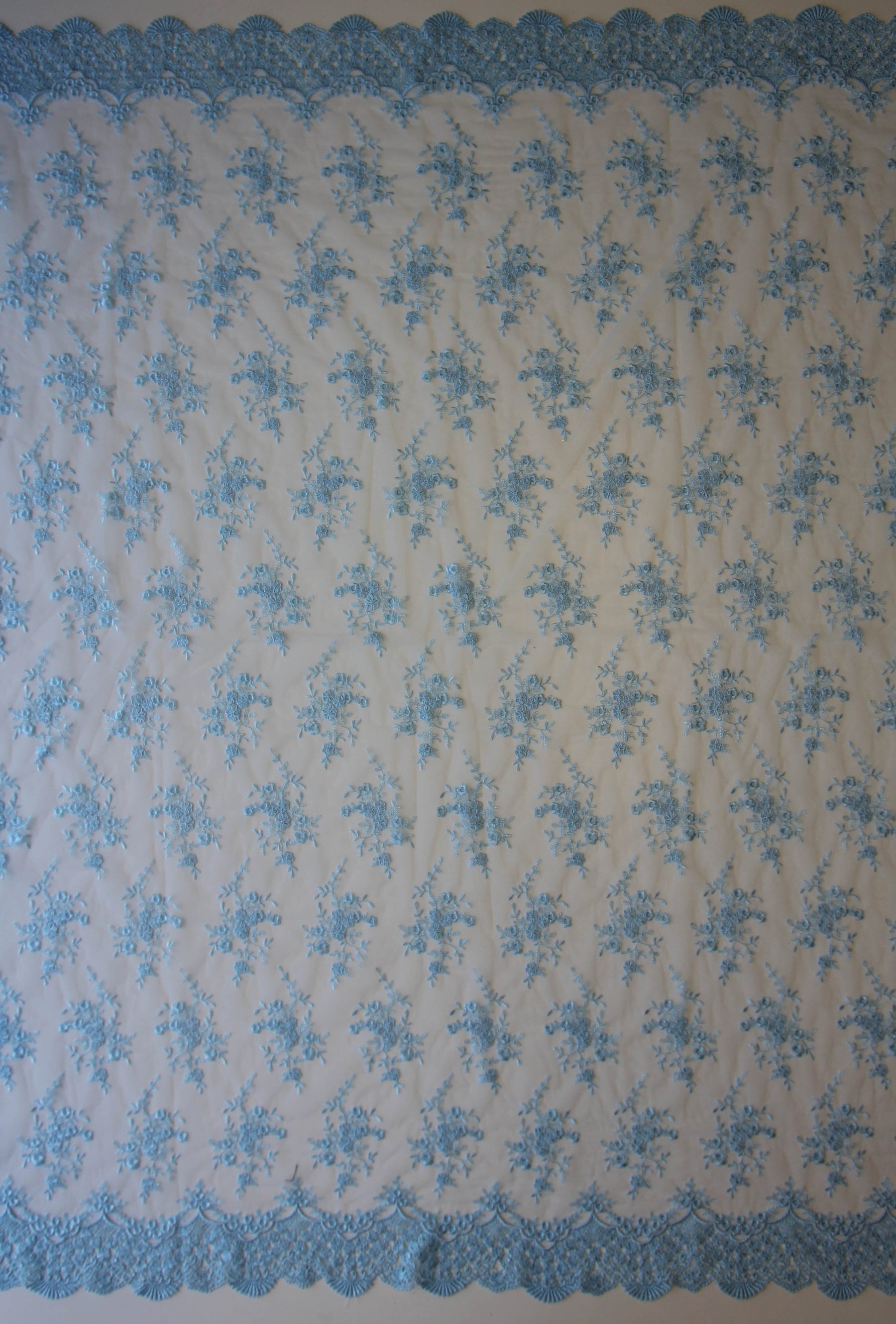 Hellblaue bestickte Spitze – Kirsty