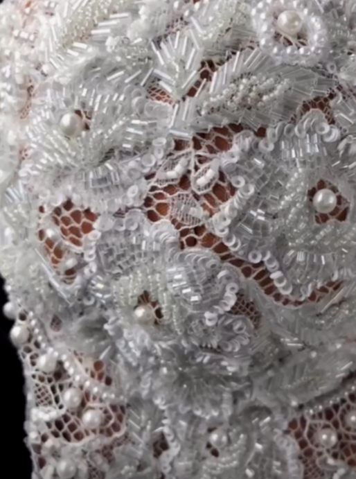 Elfenbeinfarbene Raschelspitze mit Perlen – Devon