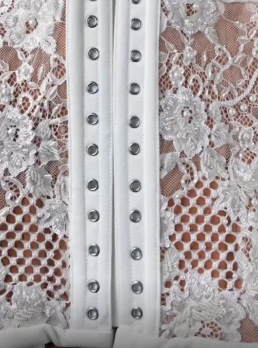 Elfenbeinfarbene Raschelspitze mit Perlen – Devon