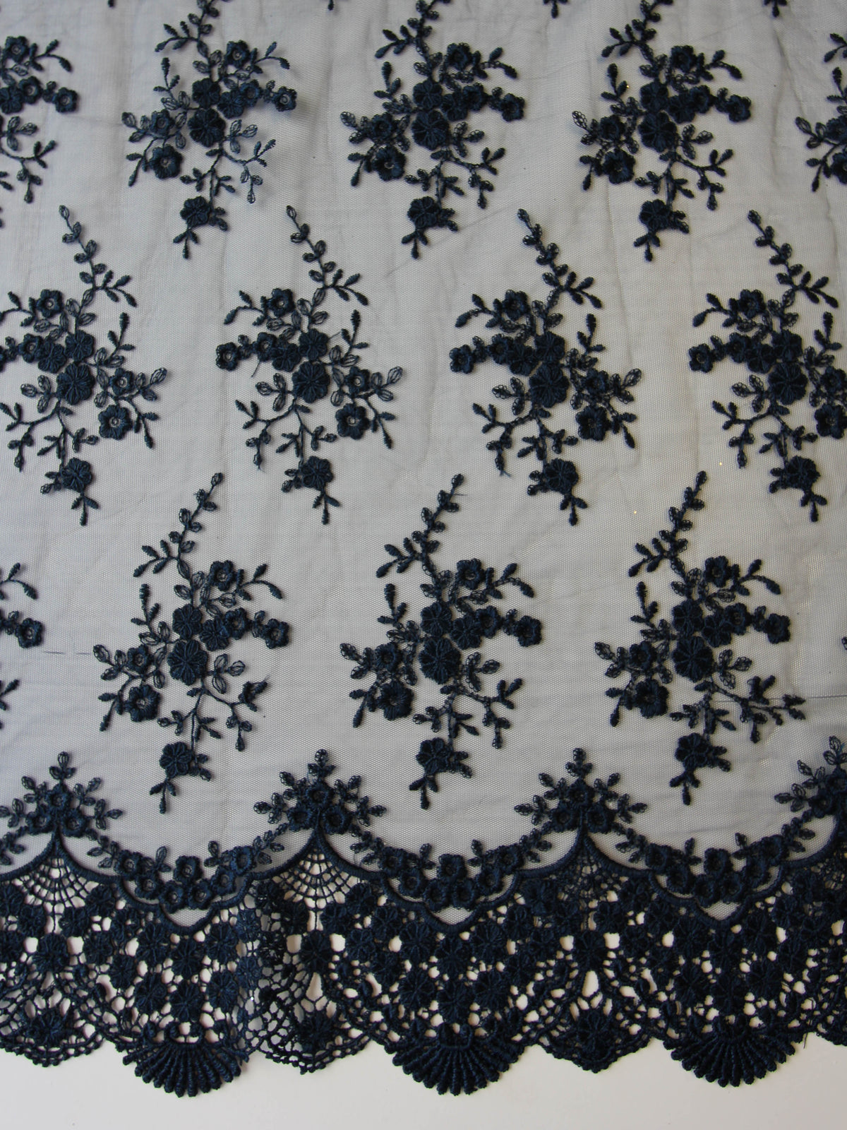 Marineblaue bestickte Spitze – Kirsty