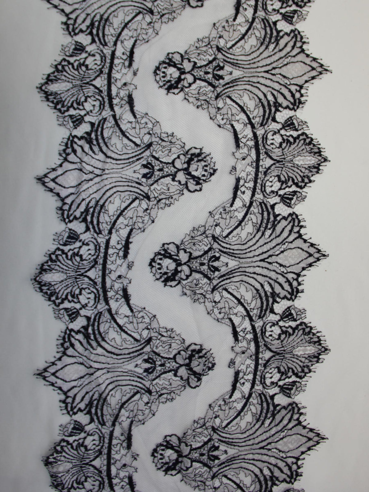 Marineblauer Spitzenbesatz – Claire