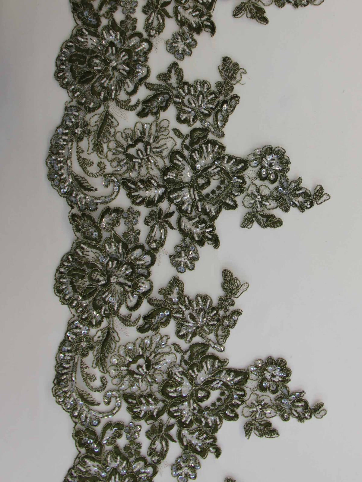 Olivgrüner Spitzenbesatz – Victoria