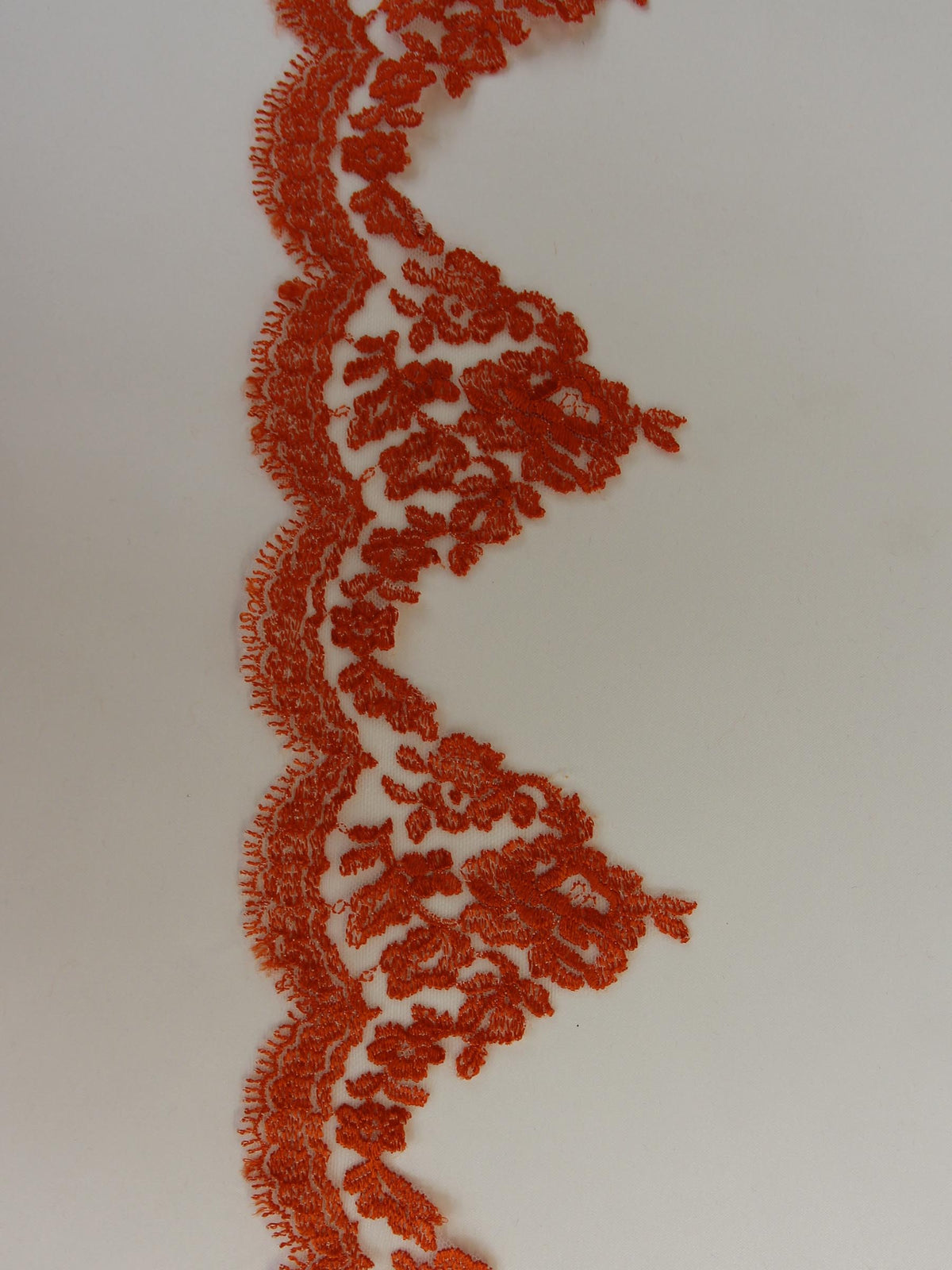 Frischer orangefarbener Spitzenbesatz – Dominique