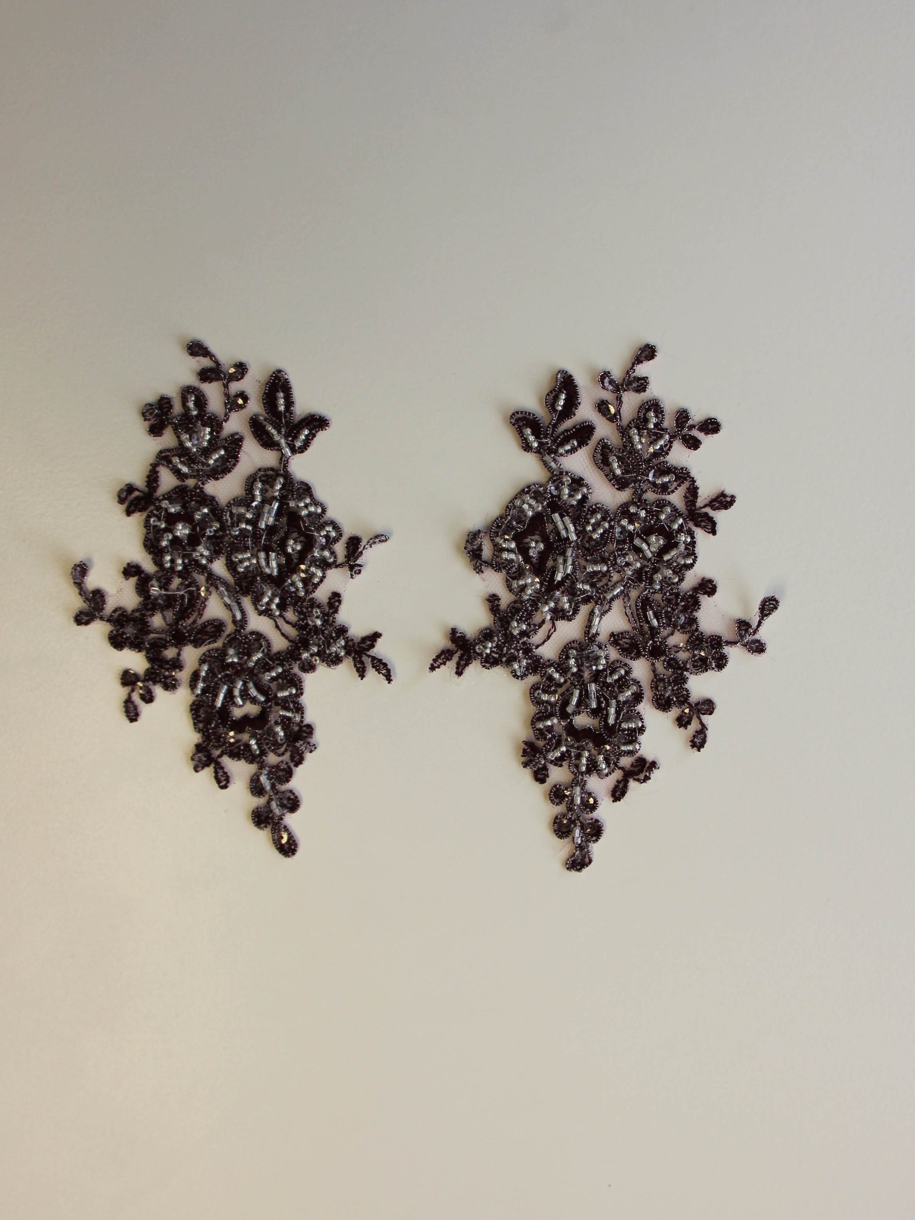 Pflaumenfarbene Spitzenapplikationen mit Perlen – Sophia