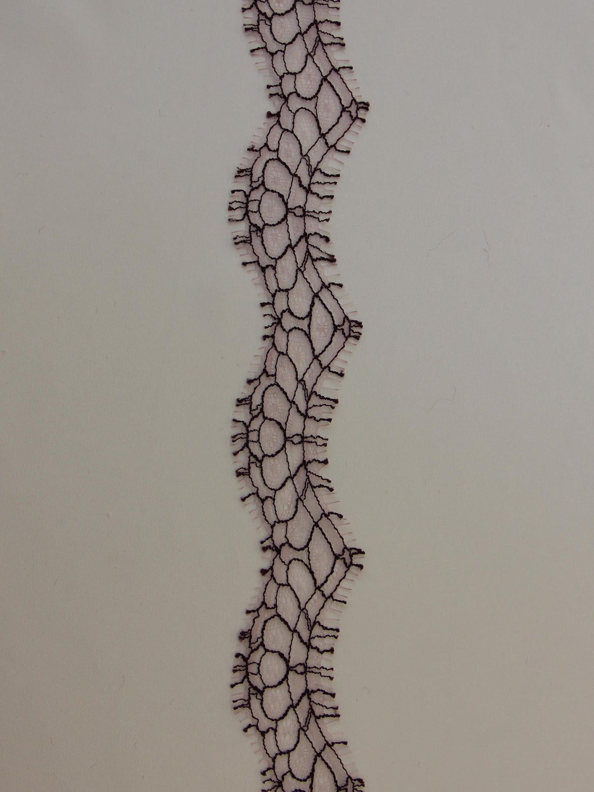 Pflaumenfarbener Spitzenbesatz – Darcey