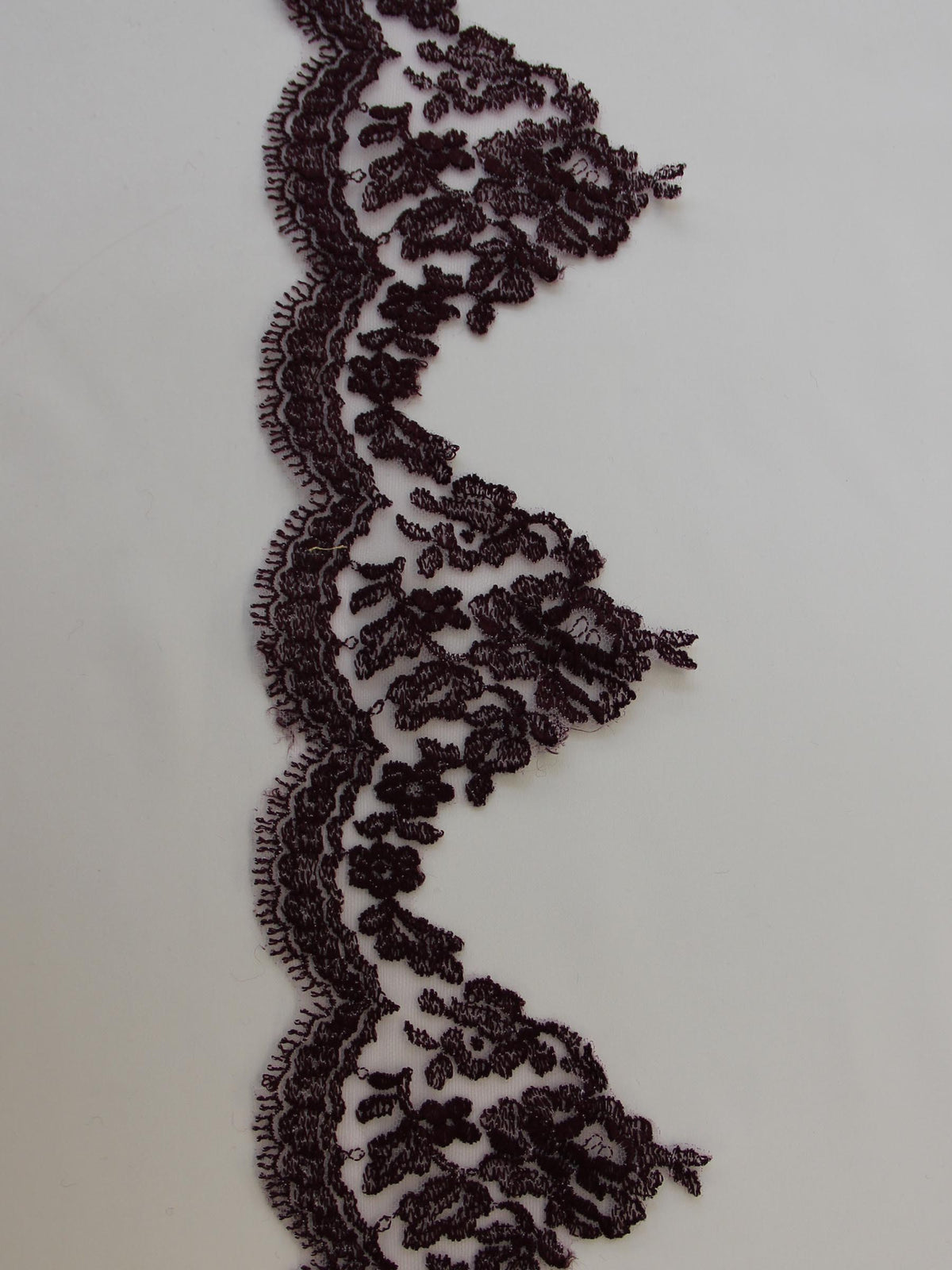 Pflaumenfarbener Spitzenbesatz – Dominique