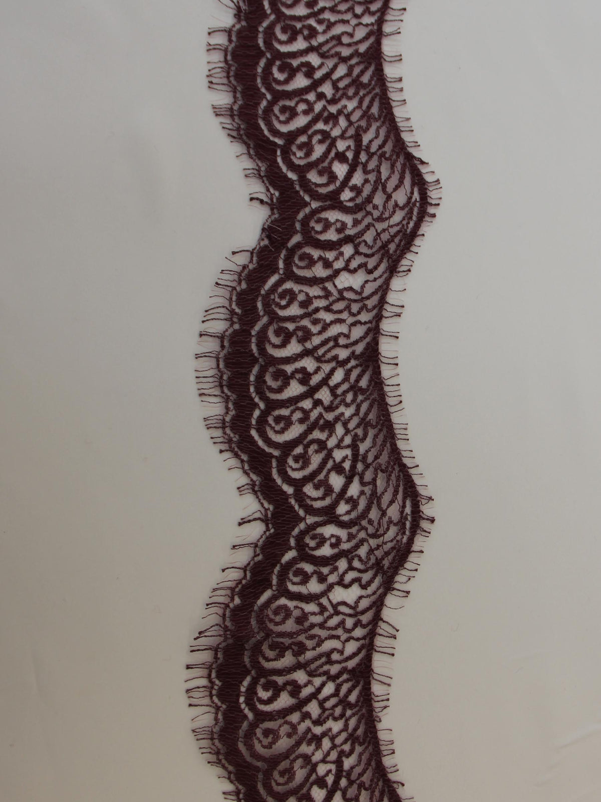 Pflaumenfarbener Spitzenbesatz – Felicity