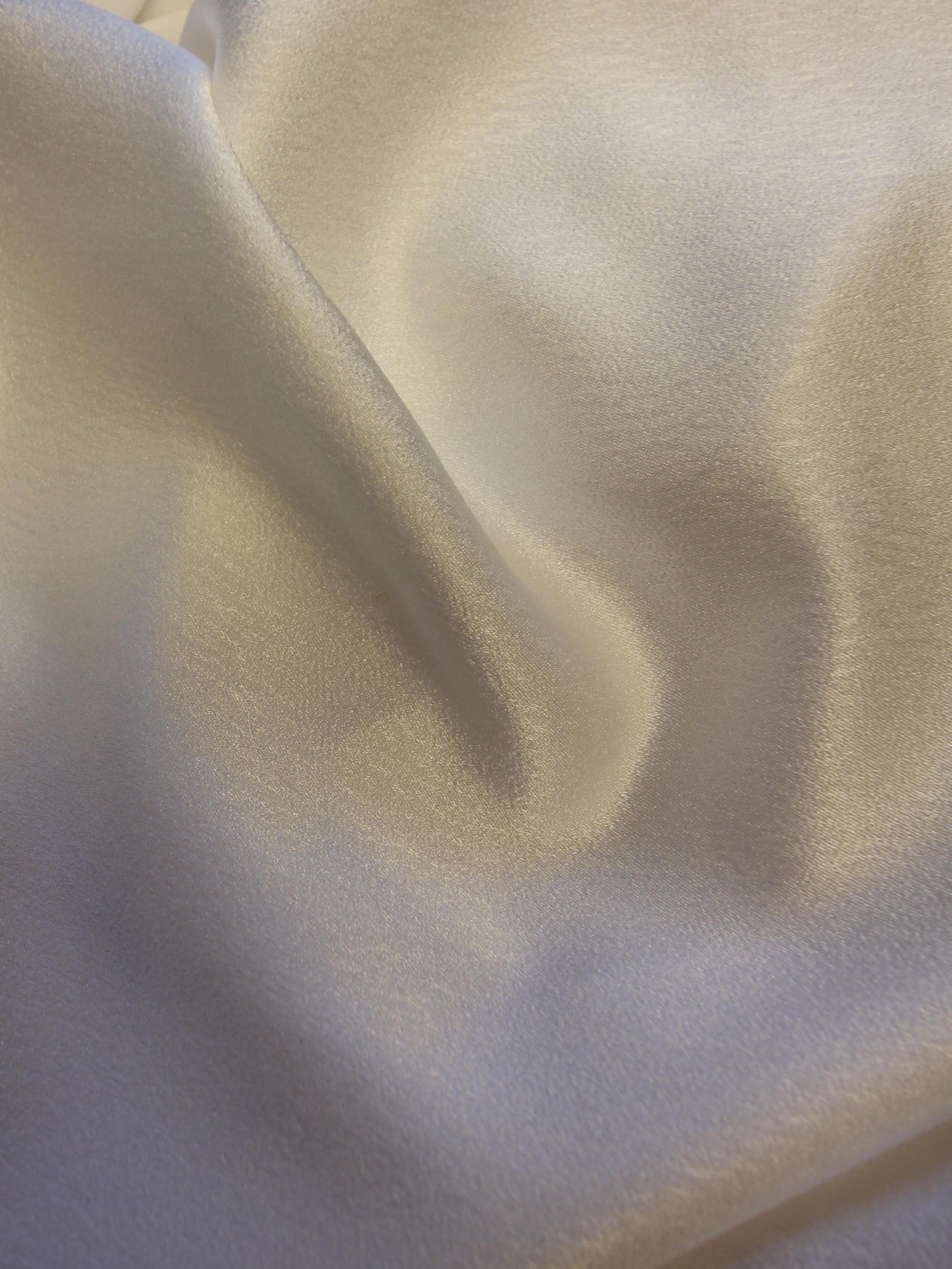 Elfenbeinfarbener Polyester-Kreppsatin – Refinement