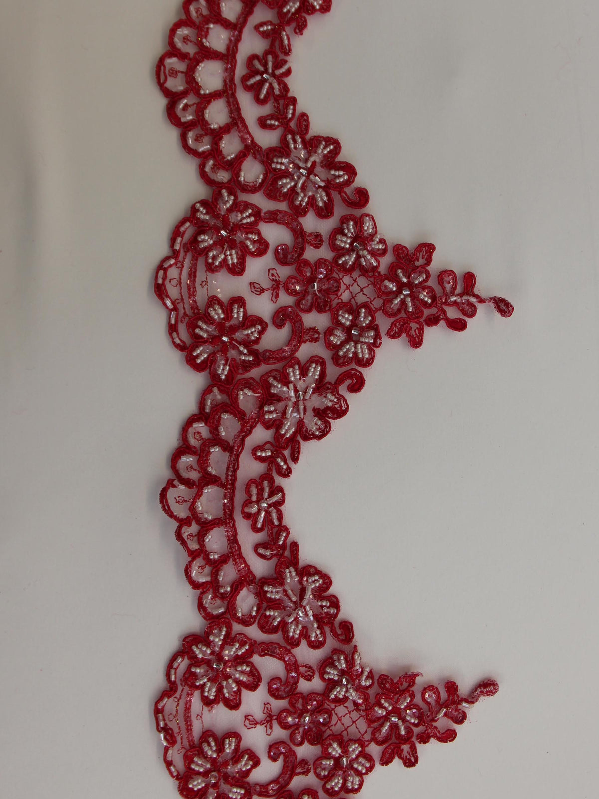 Tulpenroter Spitzenbesatz – Alexandra