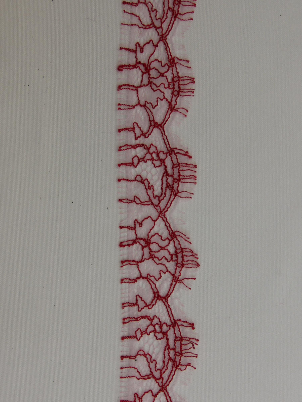 Tulpenroter Spitzenbesatz – Anna