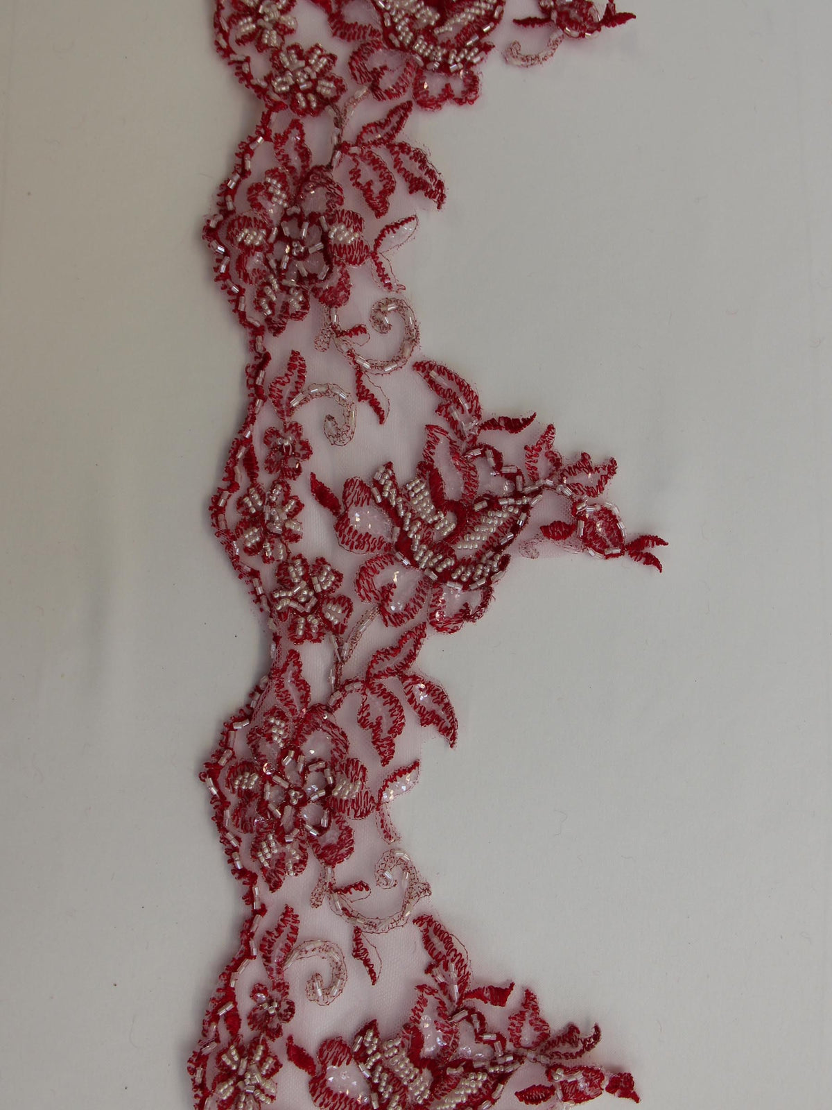 Tulpenroter Spitzenbesatz – Chloe