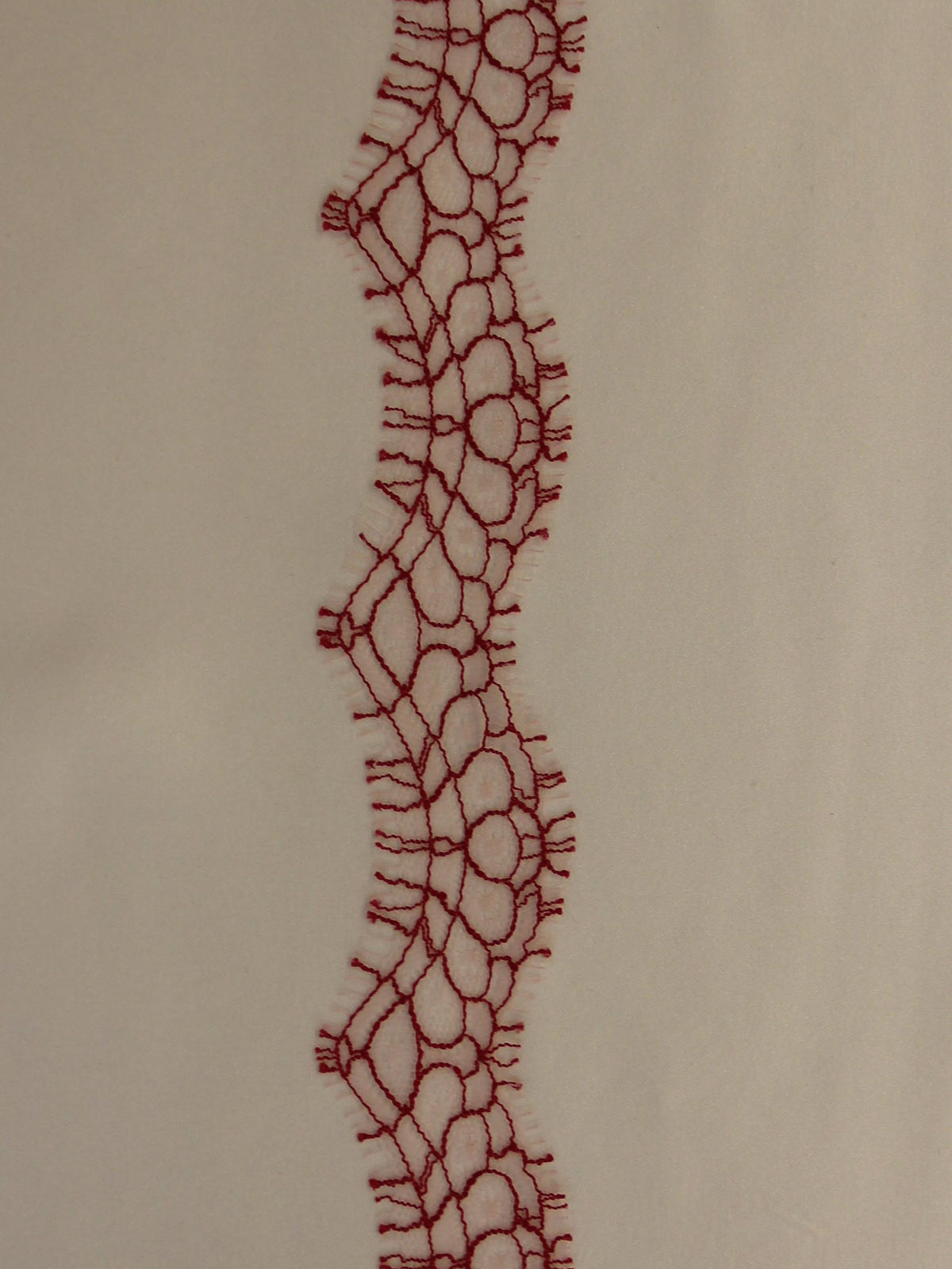 Tulpenroter Spitzenbesatz – Darcey