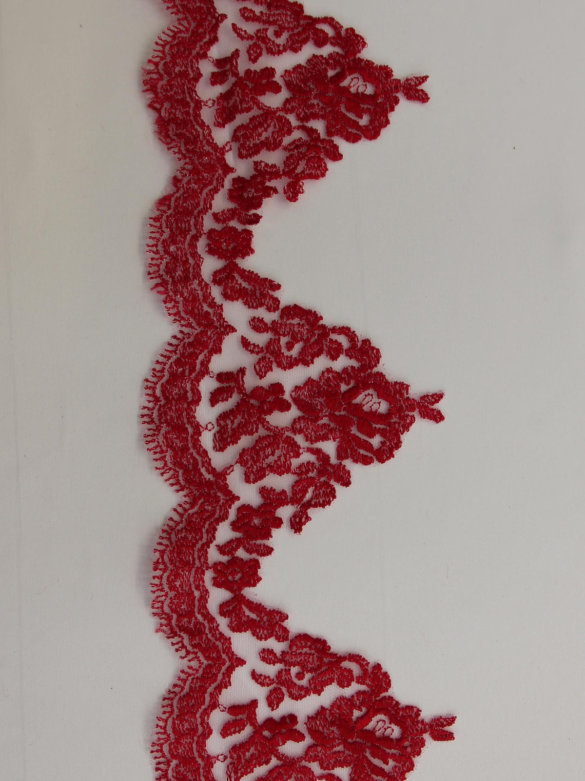 Tulpenroter Spitzenbesatz – Dominique