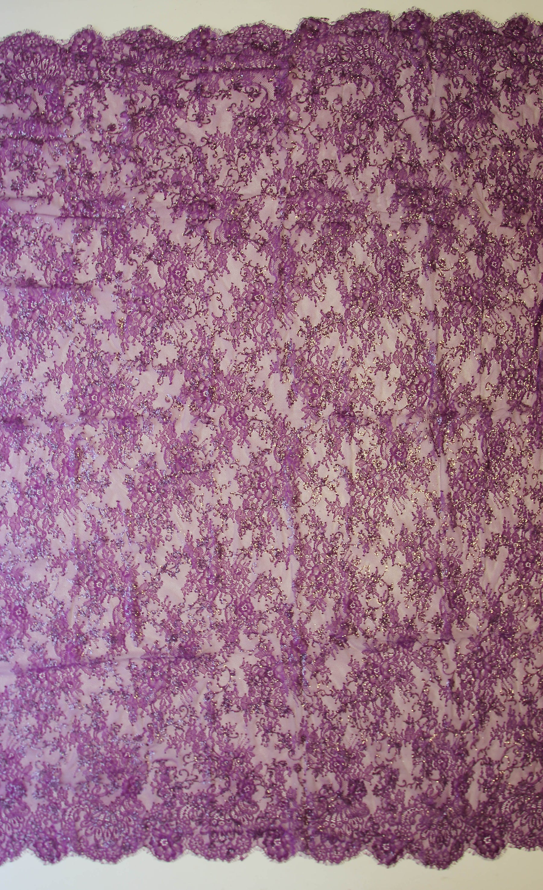 Violette Raschelspitze – Ehre