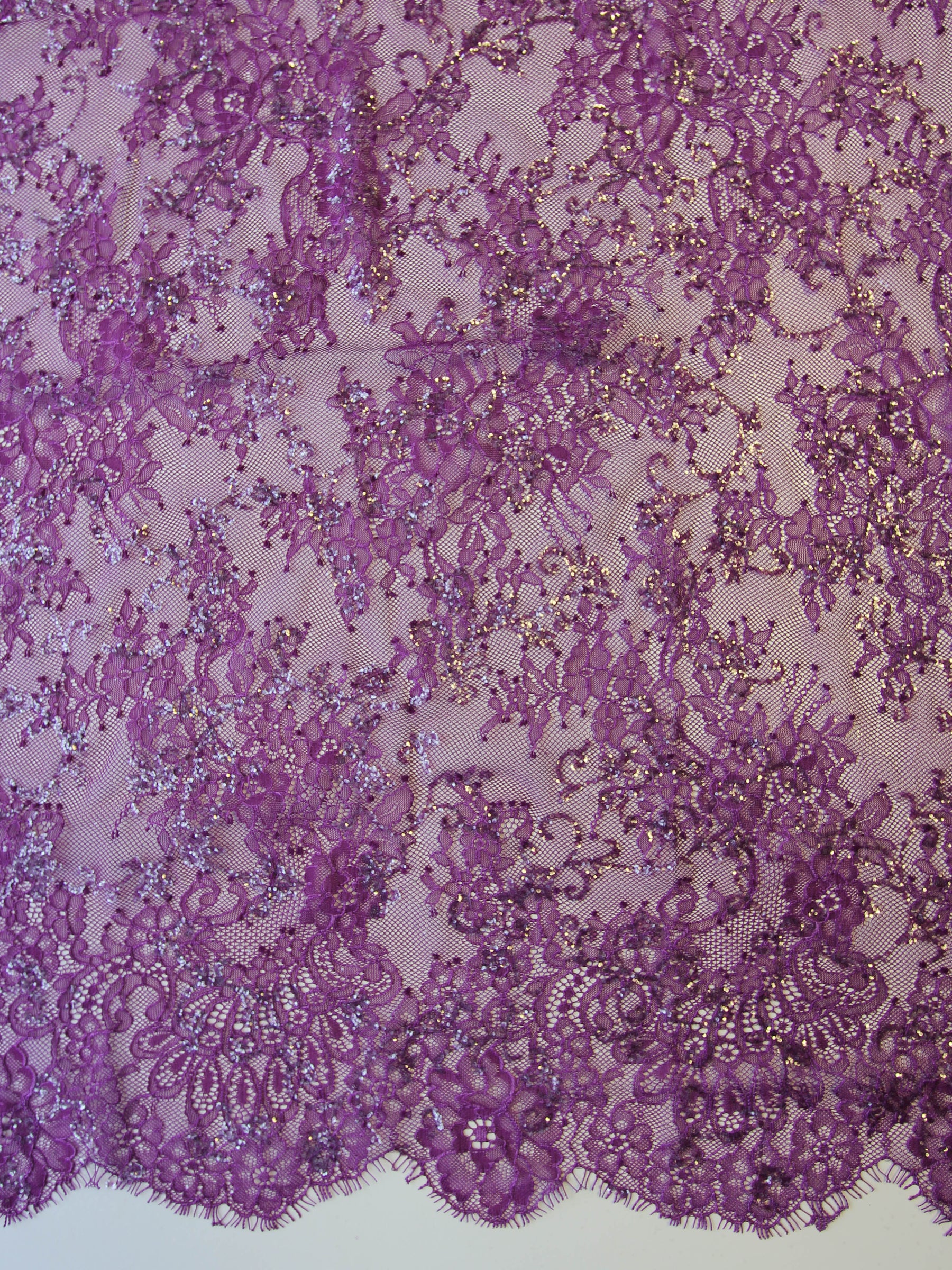 Violette Raschelspitze – Ehre