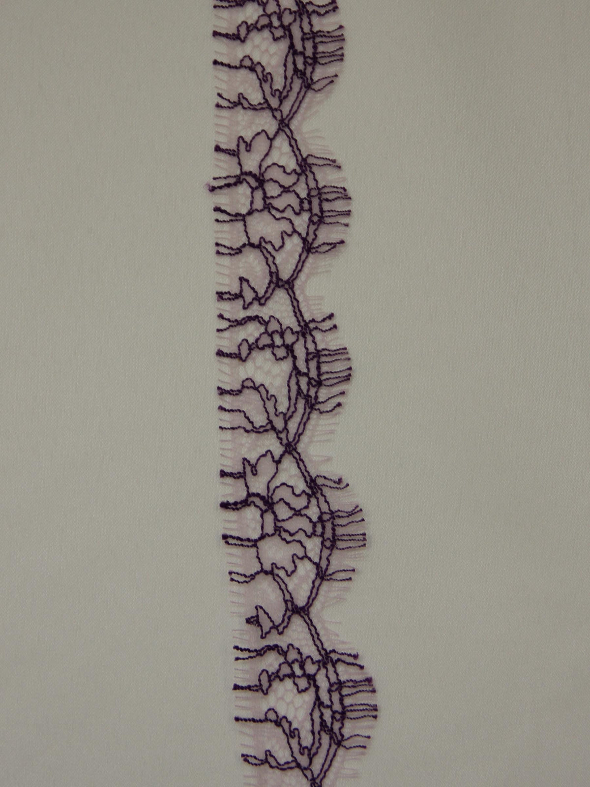 Tiefviolette Spitzenborte – Anna