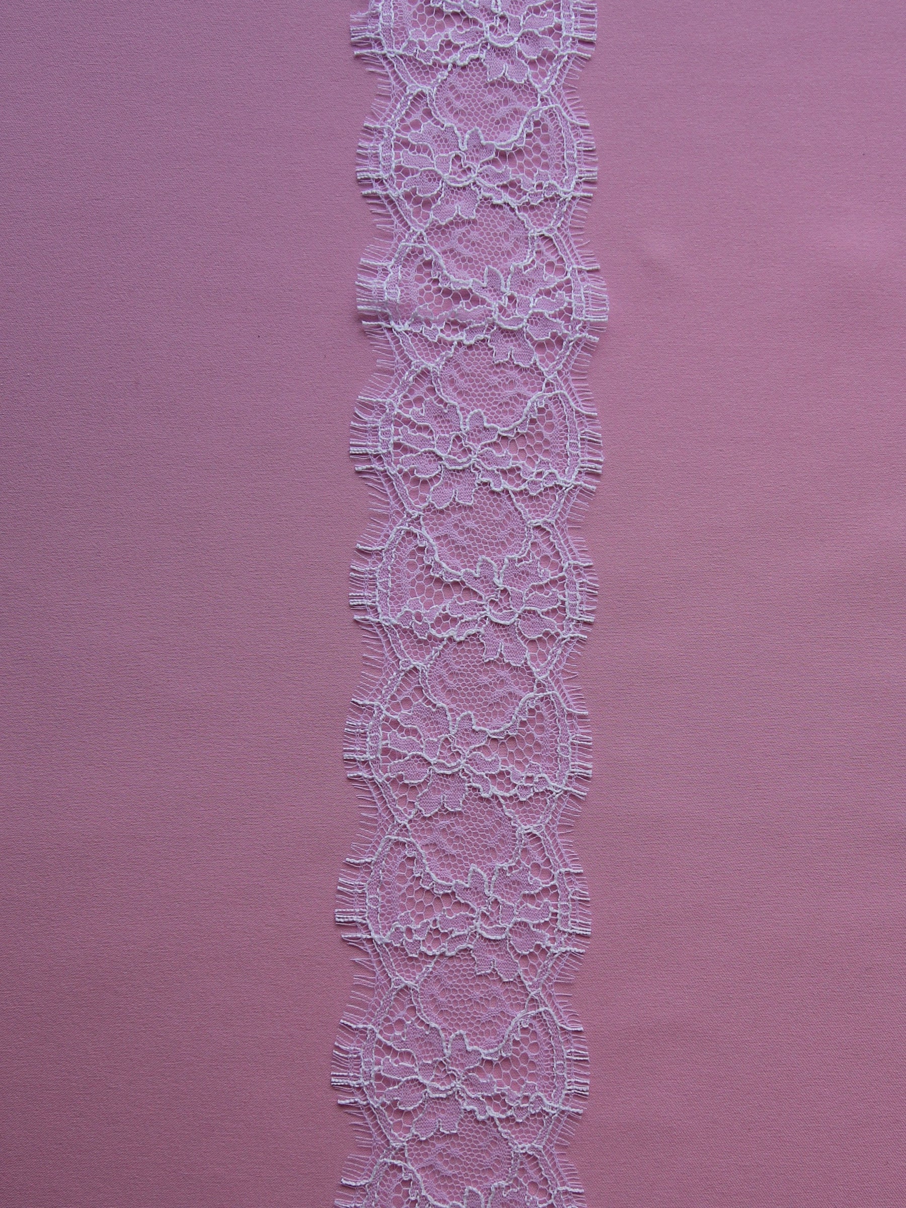 Weißer Chantilly-Spitzenbesatz – Yvette