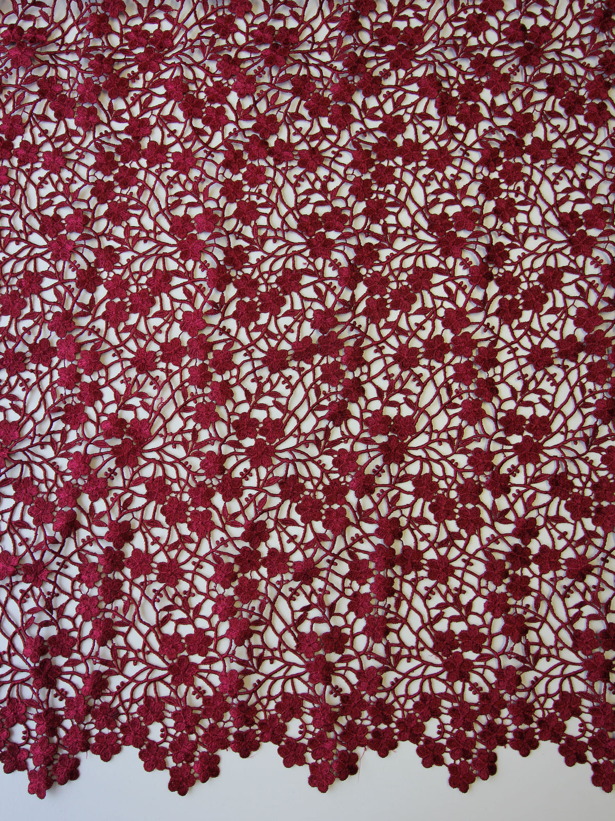Weinfarbene Guipure-Spitze – Ebba