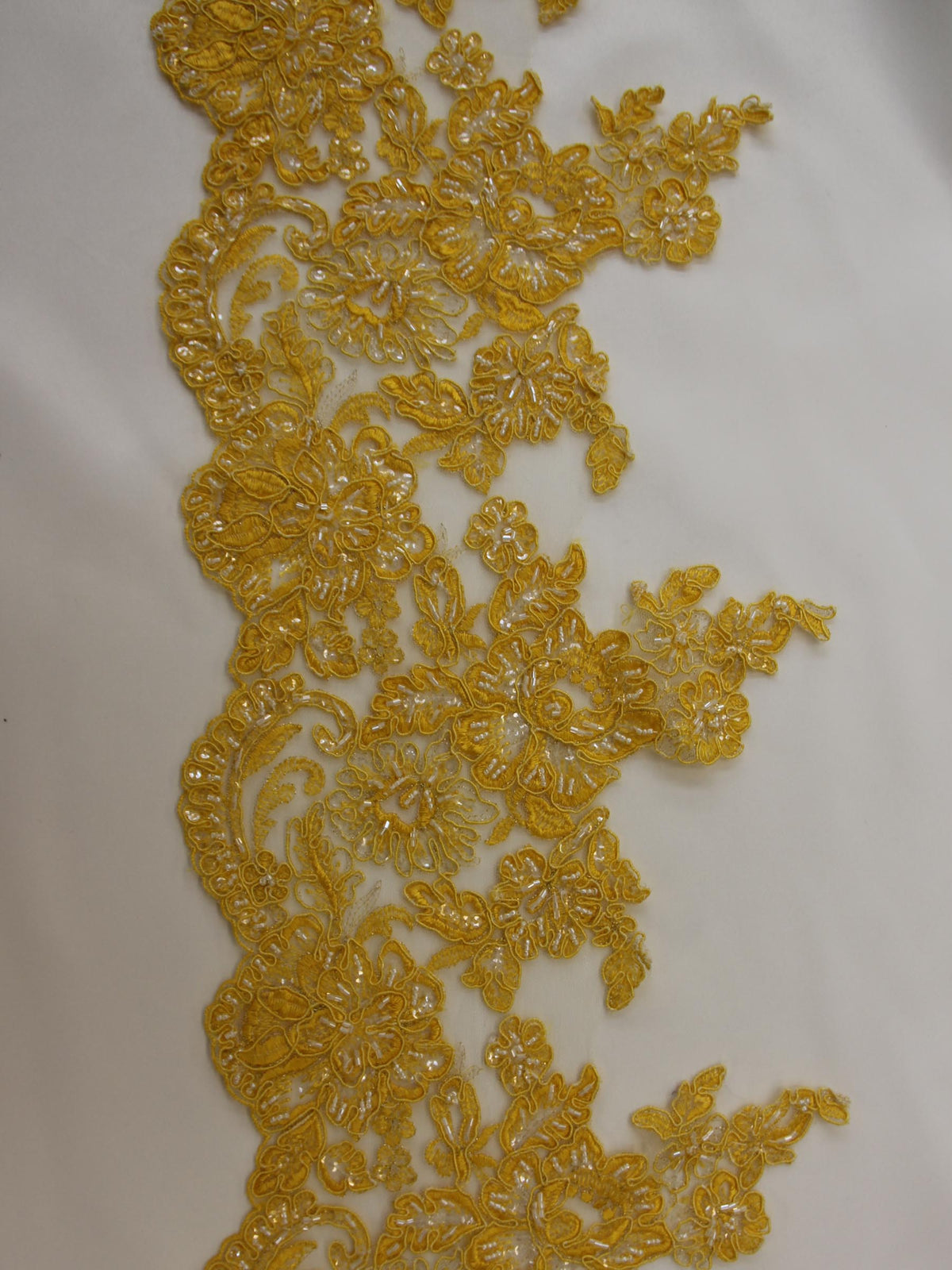 Sonnenblumengelber Spitzenbesatz – Victoria