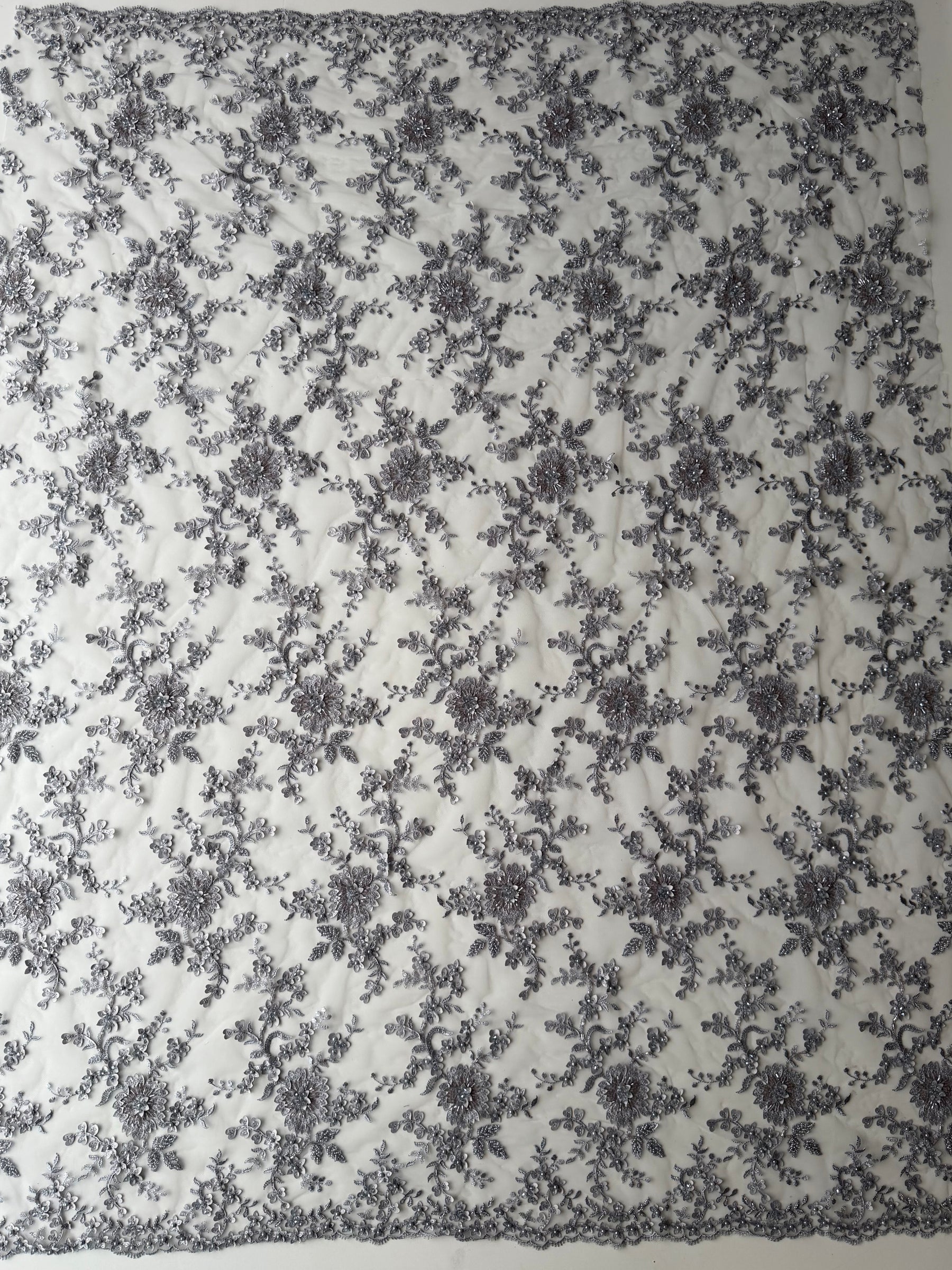 Hellgrauer, 3D-bestickter Perlen-Tüll - EB1026