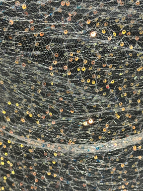 Schimmernder, paillettenbesetzter Tüll - Ernsthaftigkeit