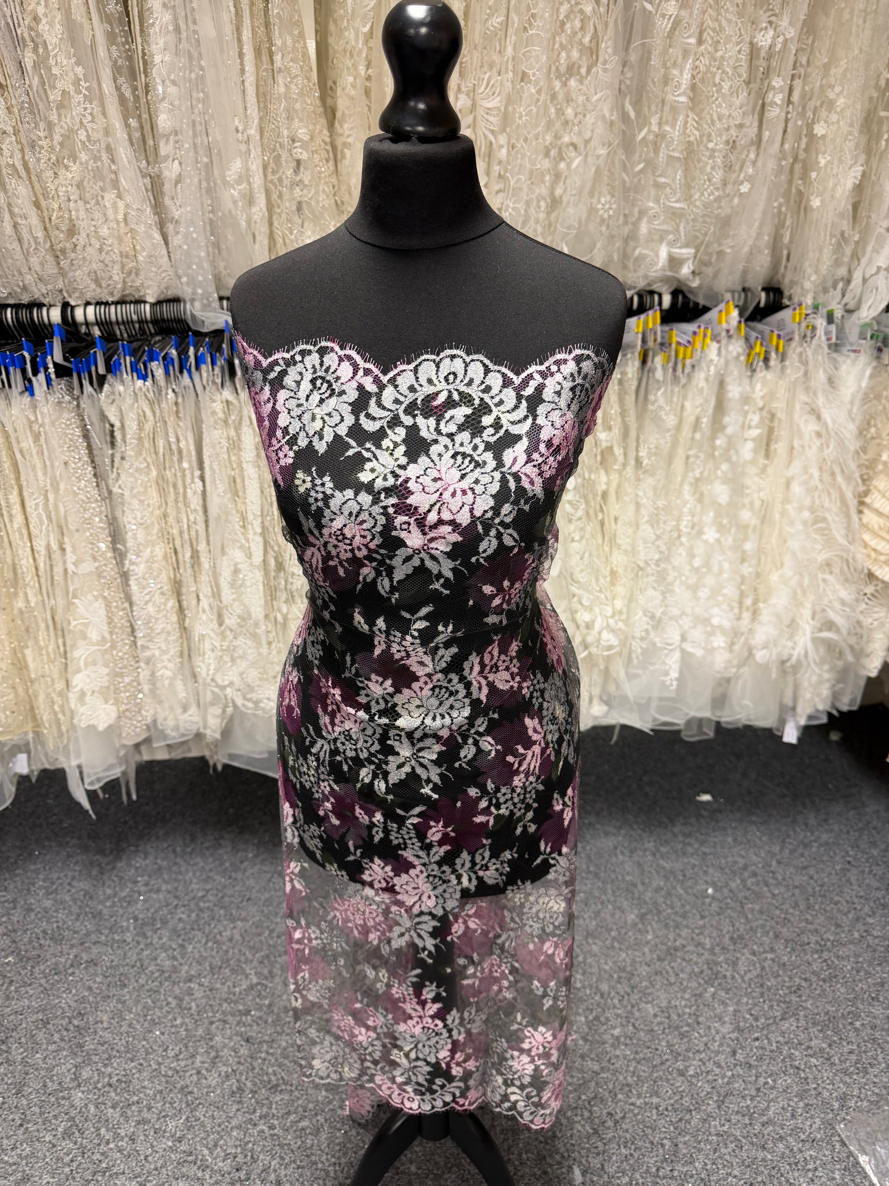 Bedruckte Chantilly-Spitze in Rosa & Mint - P192