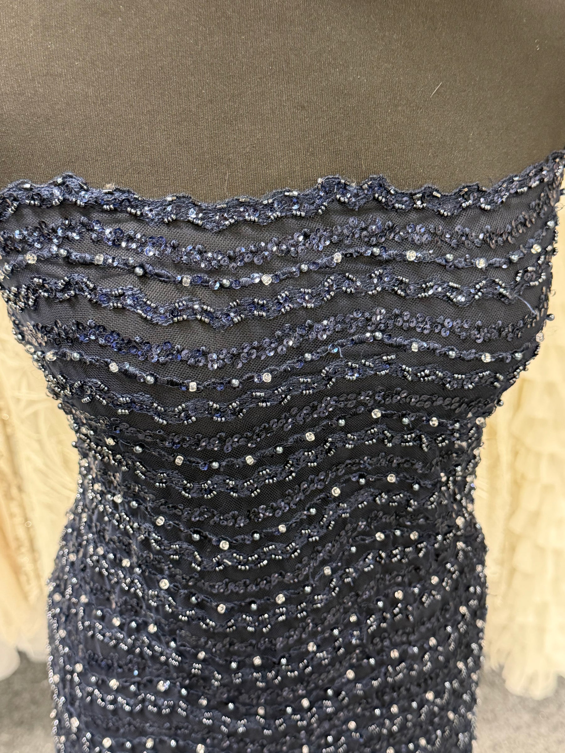 Marineblaue Perlenstickerei - P809