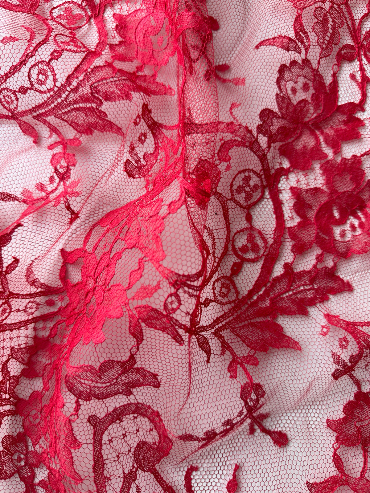 Scharlachrote Chantilly-Spitze – Blitzen